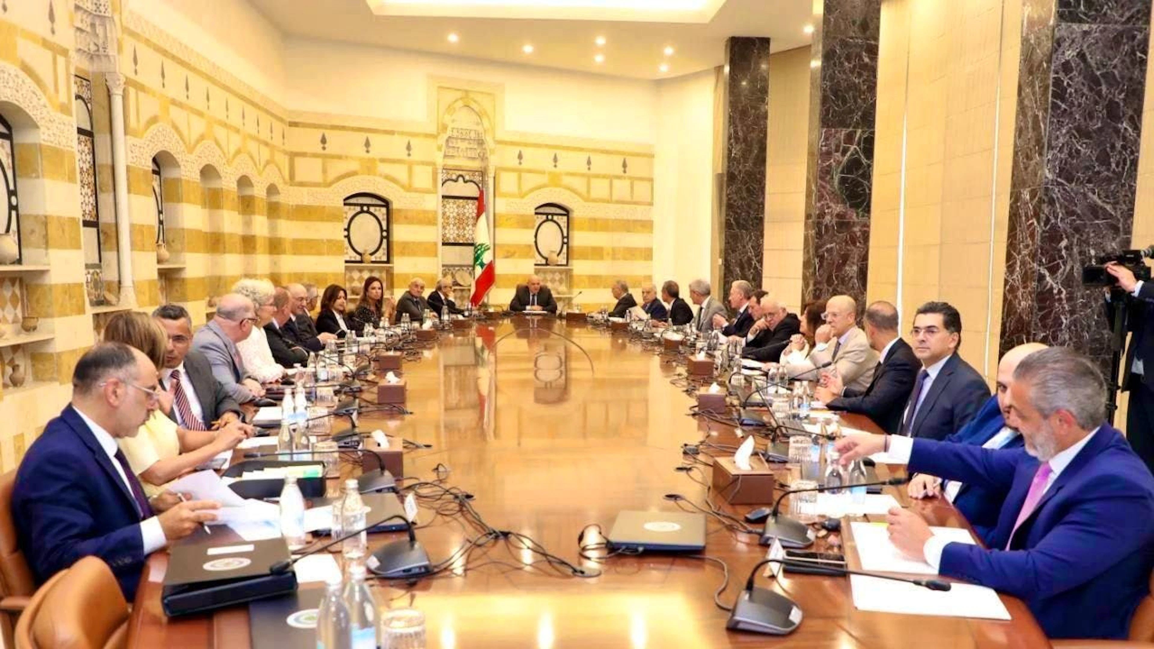 HANDOUT - In this photo released by the Lebanese Presidency Press Office, Lebanese President Joseph Aoun (M) chairs a cabinet meeting at the presidential palace to discuss the disarmament of Hezbollah. Photo: ---/AP/Lebanese Presidency Press Office/dpa