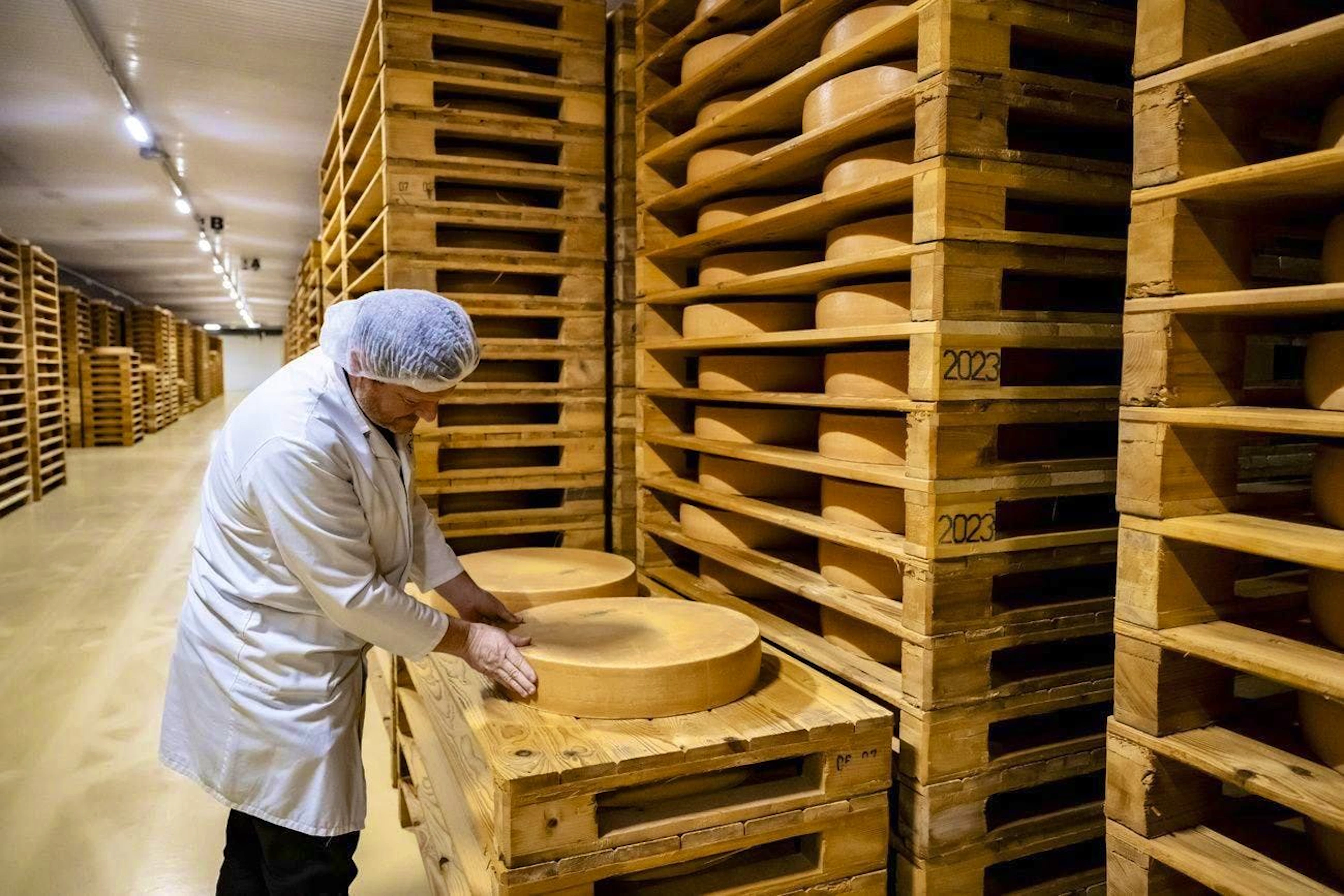 Gruyère production at Emmi in Moudon VD: cheese exports are also likely to suffer.
