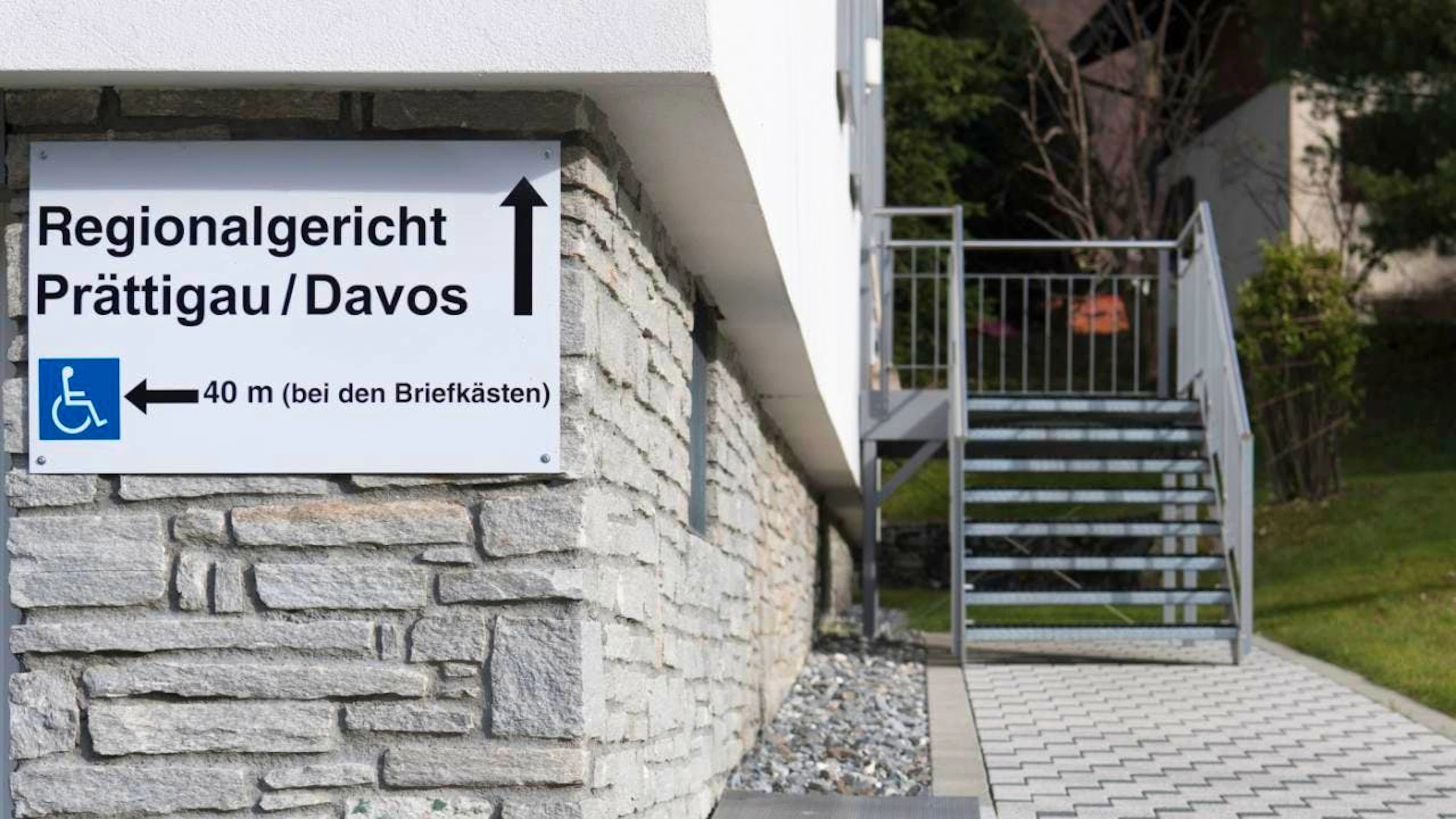 L'aula del Tribunale regionale Prettigovia/Davos a Klosters oggi è rimasta vuota. L'imputato, accusato di aver aggredito un turista ebreo l'anno scorso a Davos (GR), è stato condannato a sei mesi di reclusione.
