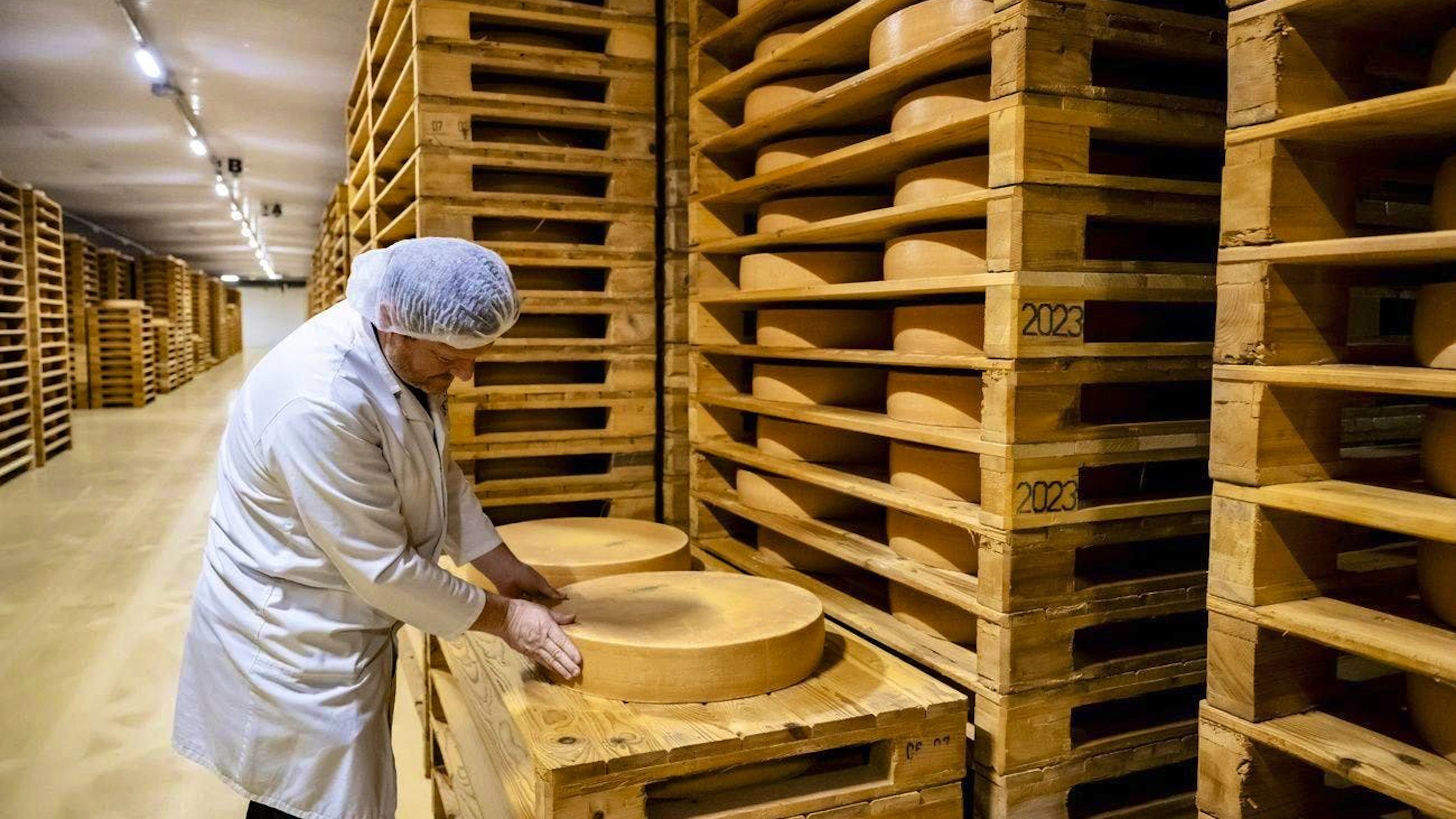 Produzione di Gruyère presso Emmi a Moudon VD: anche le esportazioni di formaggio potrebbero risentirne.