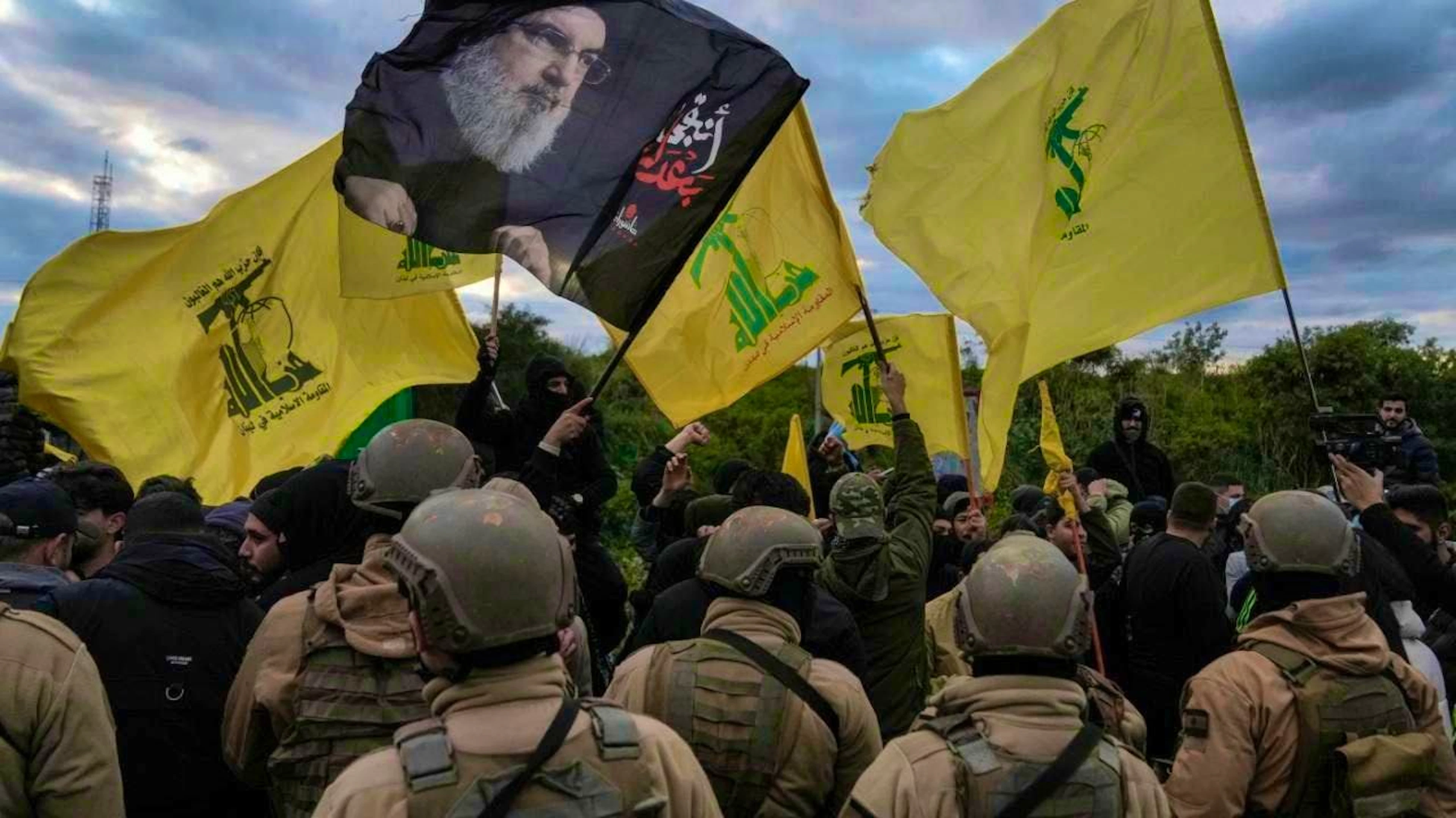 ARCHIVE - The Lebanese army stands guard while Hezbollah supporters block a road link to the international airport with party flags and a picture of slain Hezbollah leader Hassan Nasrallah. Photo: Bilal Hussein/AP/dpa