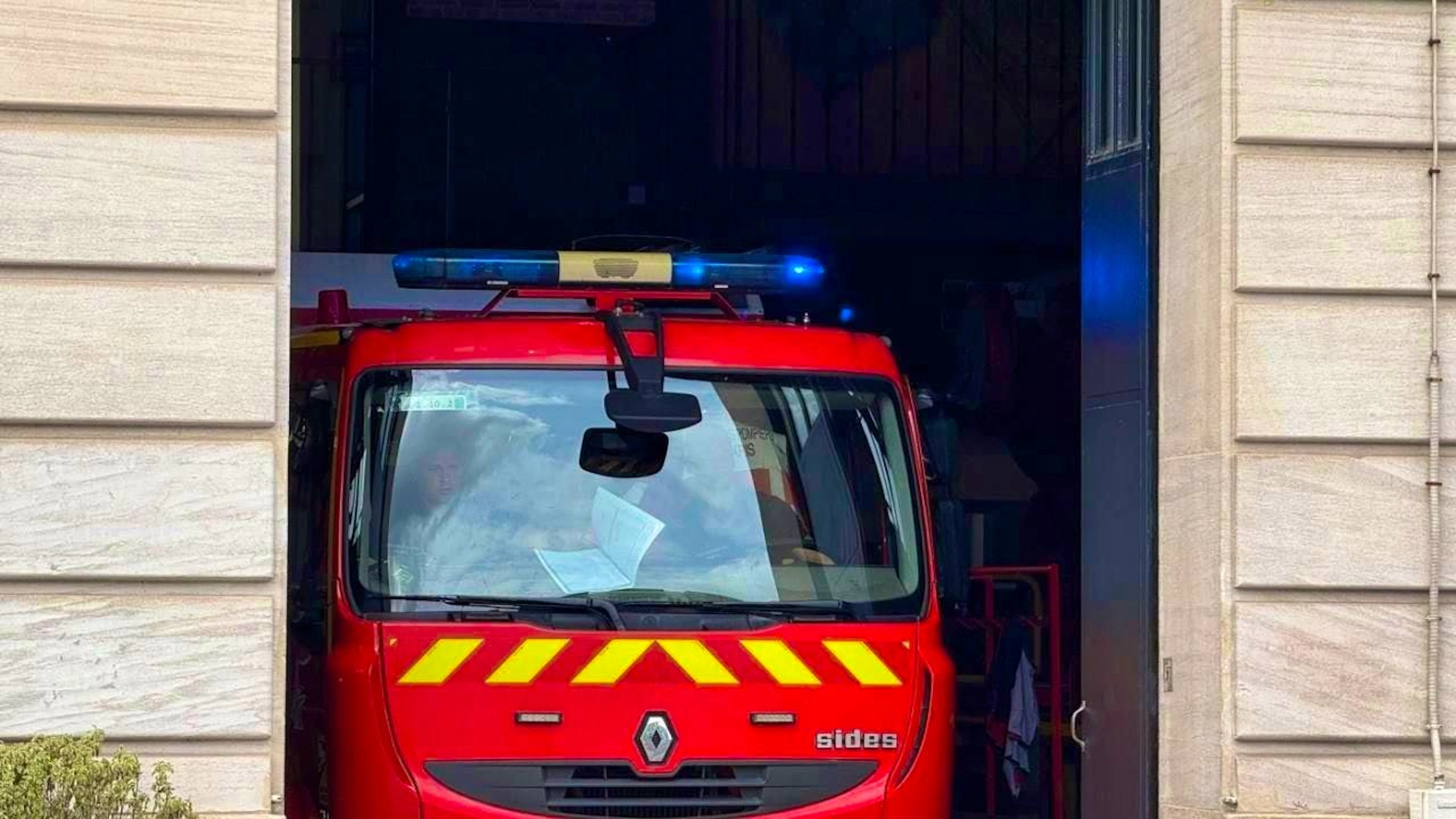 ARCHIVE - A French fire engine drives out of a station with its blue lights flashing. In the northern French city of Amiens, a disused hotel in the city center suddenly collapsed. Photo: Rachel Boßmeyer/dpa