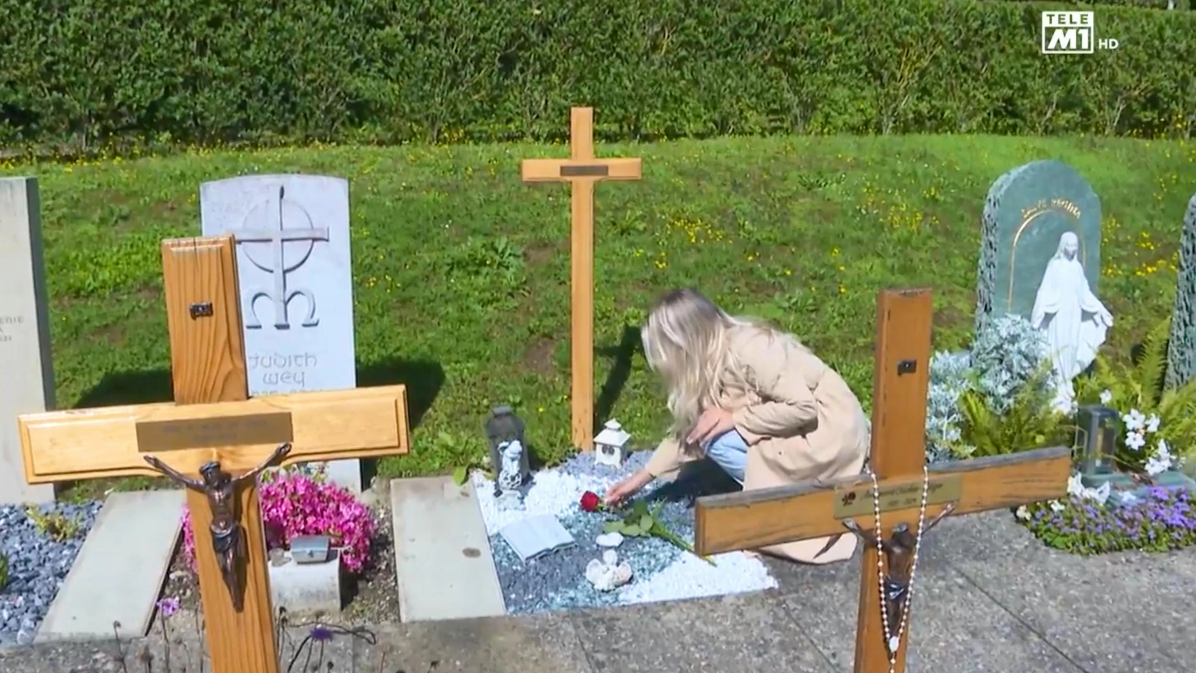 Statt des selbst gestalteten Grabsteins schmückt nun ein Holzkreuz das Grab in Villmergen AG.