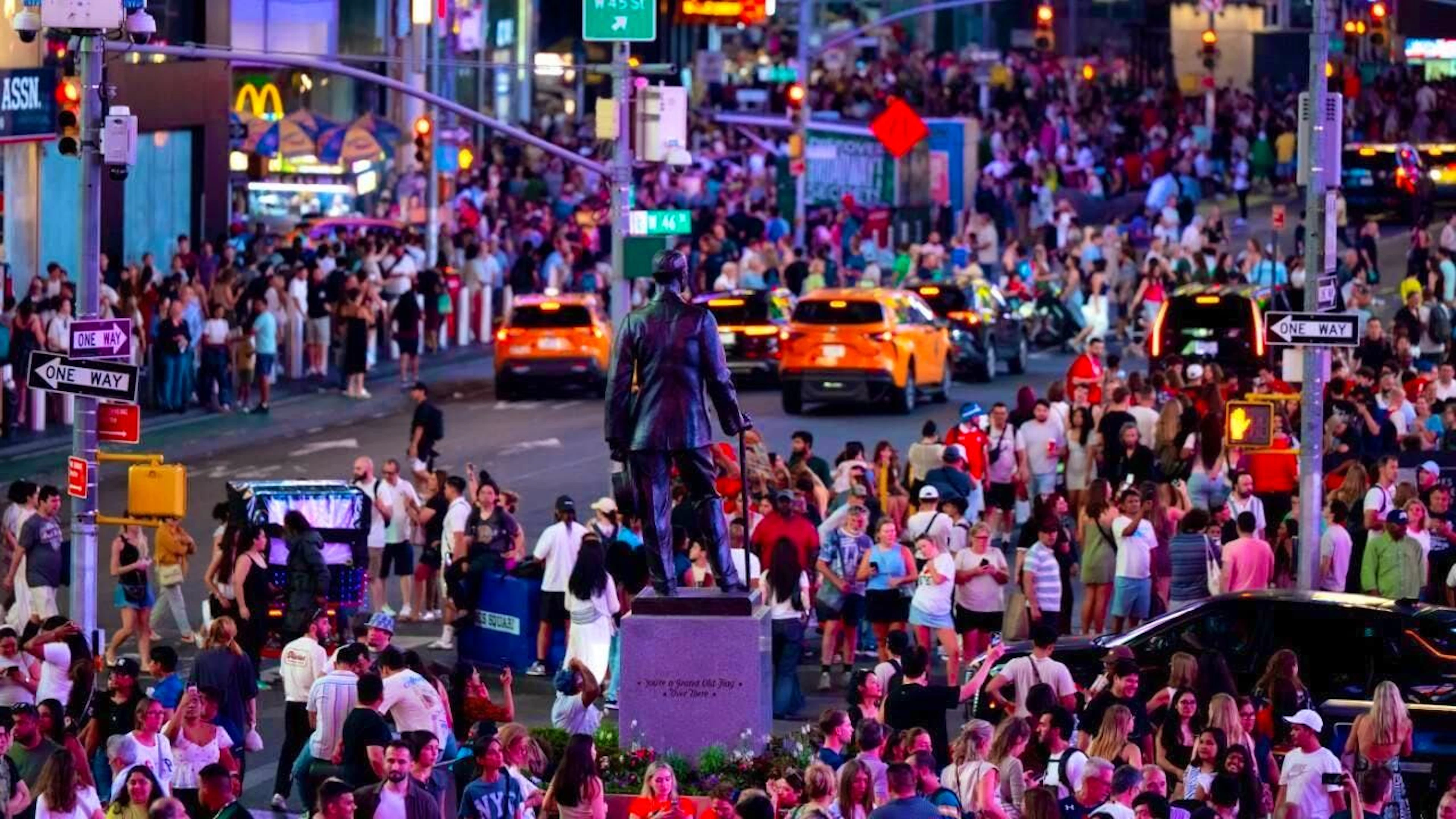 ARCHIVE - Numerous people stand in Times Square in Manhattan in the early evening. Photo: Sven Hoppe/dpa