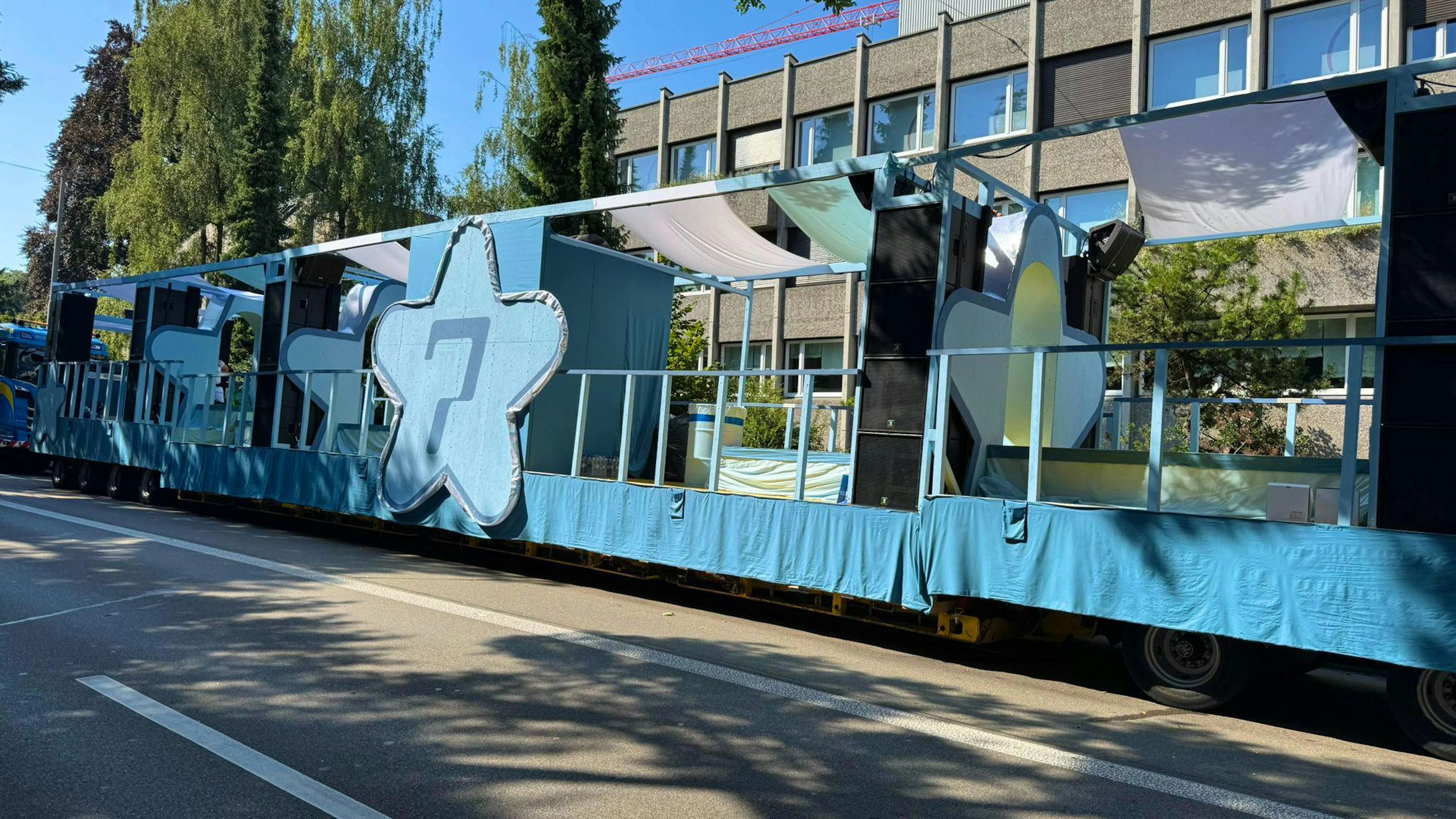 Die Arbeit hat sich gelohnt: So sieht das fertige Love Mobile am Samstagmorgen aus.