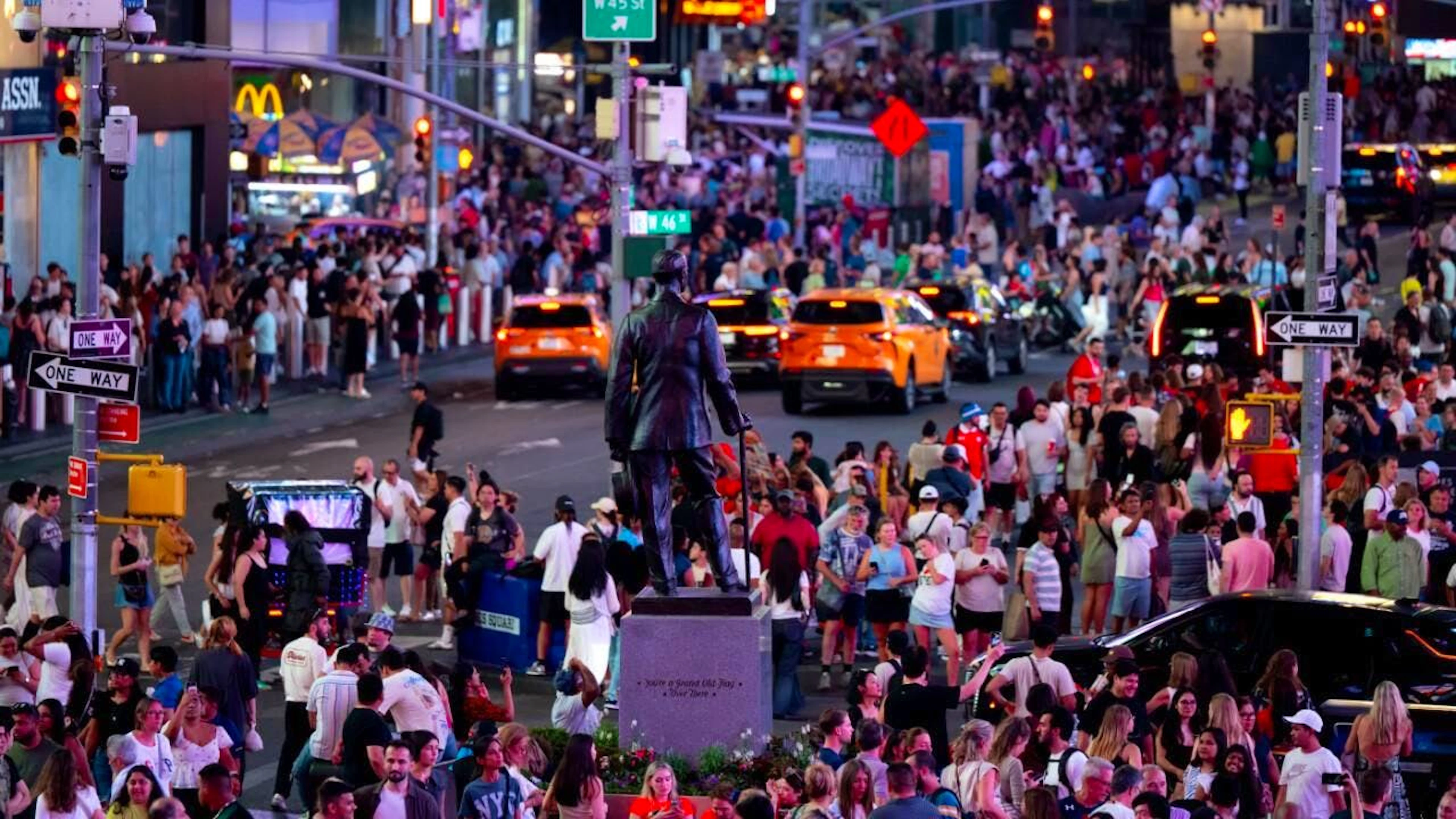 ARCHIV - Zahlreiche Menschen stehen am frühen Abend in Manhattan am Times Square. Foto: Sven Hoppe/dpa