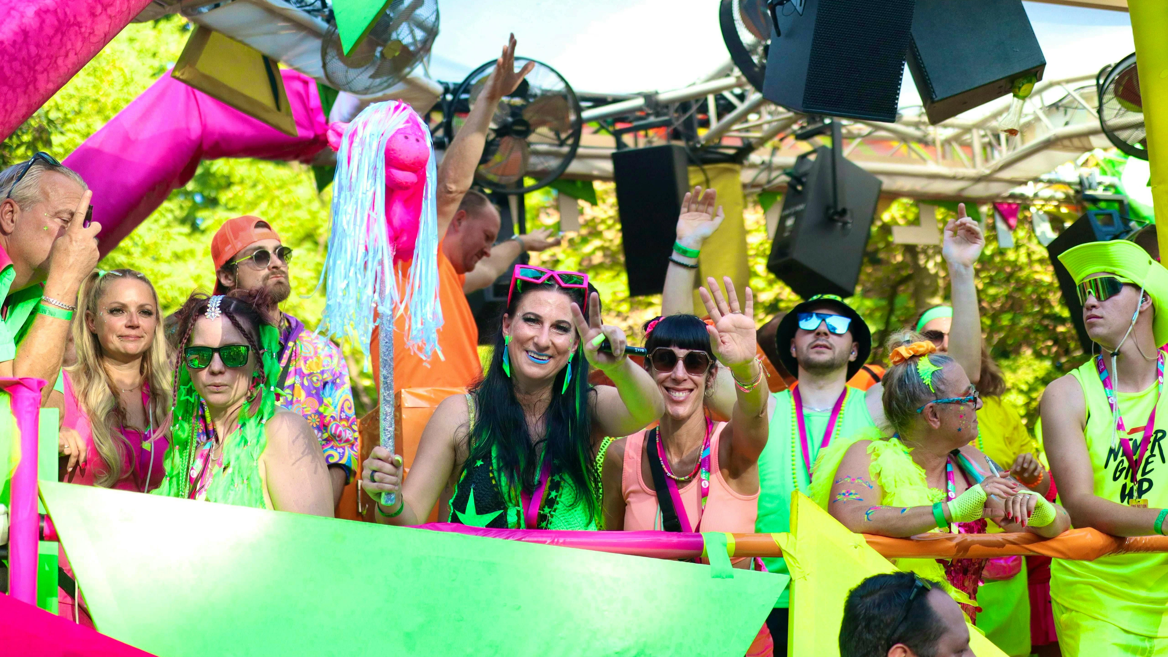 Raise your hands: the Lovemobiles animate the revelers.