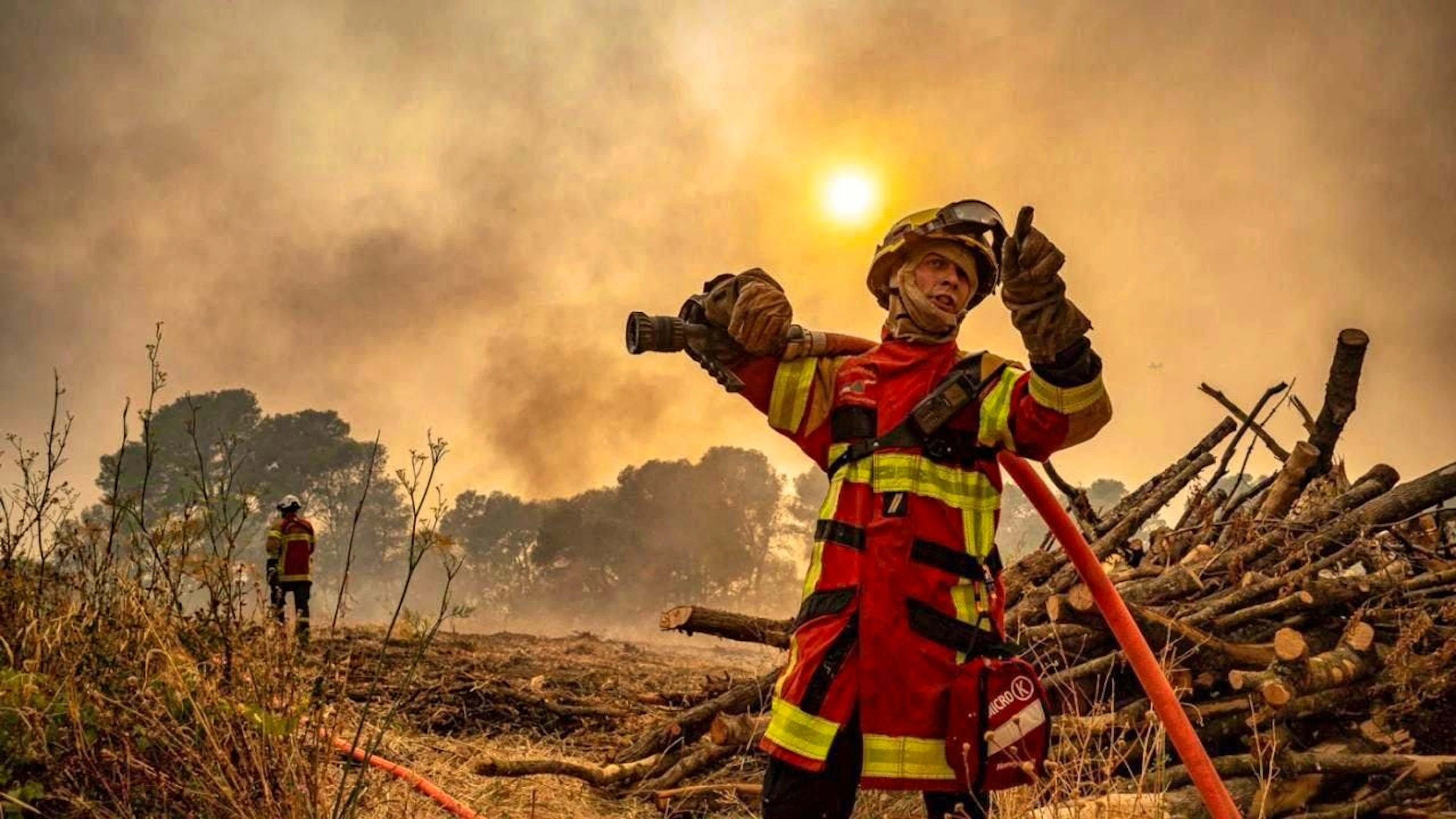 HANDOUT - This photo provided by Securite Civile on Thursday, Aug. 7, 2025, shows a firefighter using a hose to tackle a forest fire near Saint-Laurent-de-la-Cabrerisse, southern France, Wednesday, Aug. 6, 2025. Photo: Uncredited/Securite Civile/AP/dpa - ATTENTION: For editorial use only and only with full attribution of the above credit