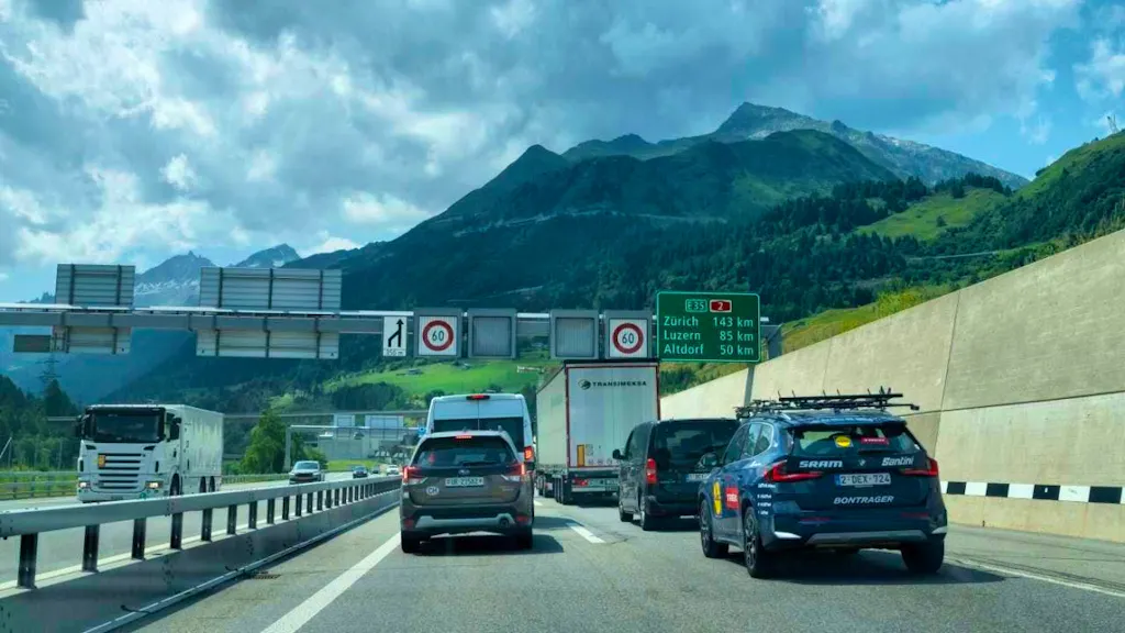 Return traffic causes long traffic jam in front of Gotthard south portal