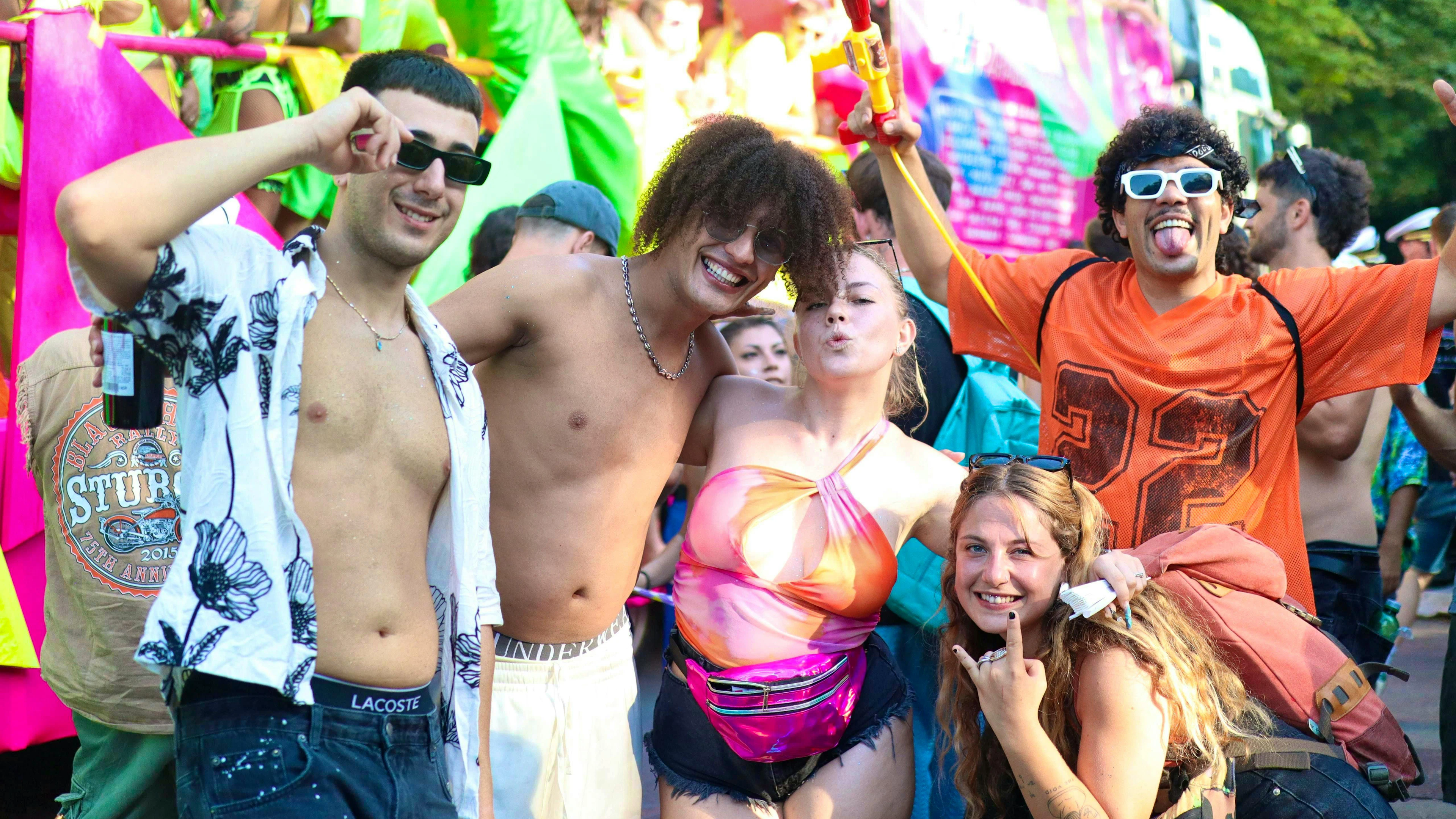 In a good mood and rather scantily clad at 33 degrees: this was the party at the Street Parade Zurich 2025 - the biggest open-air party for electronic music.