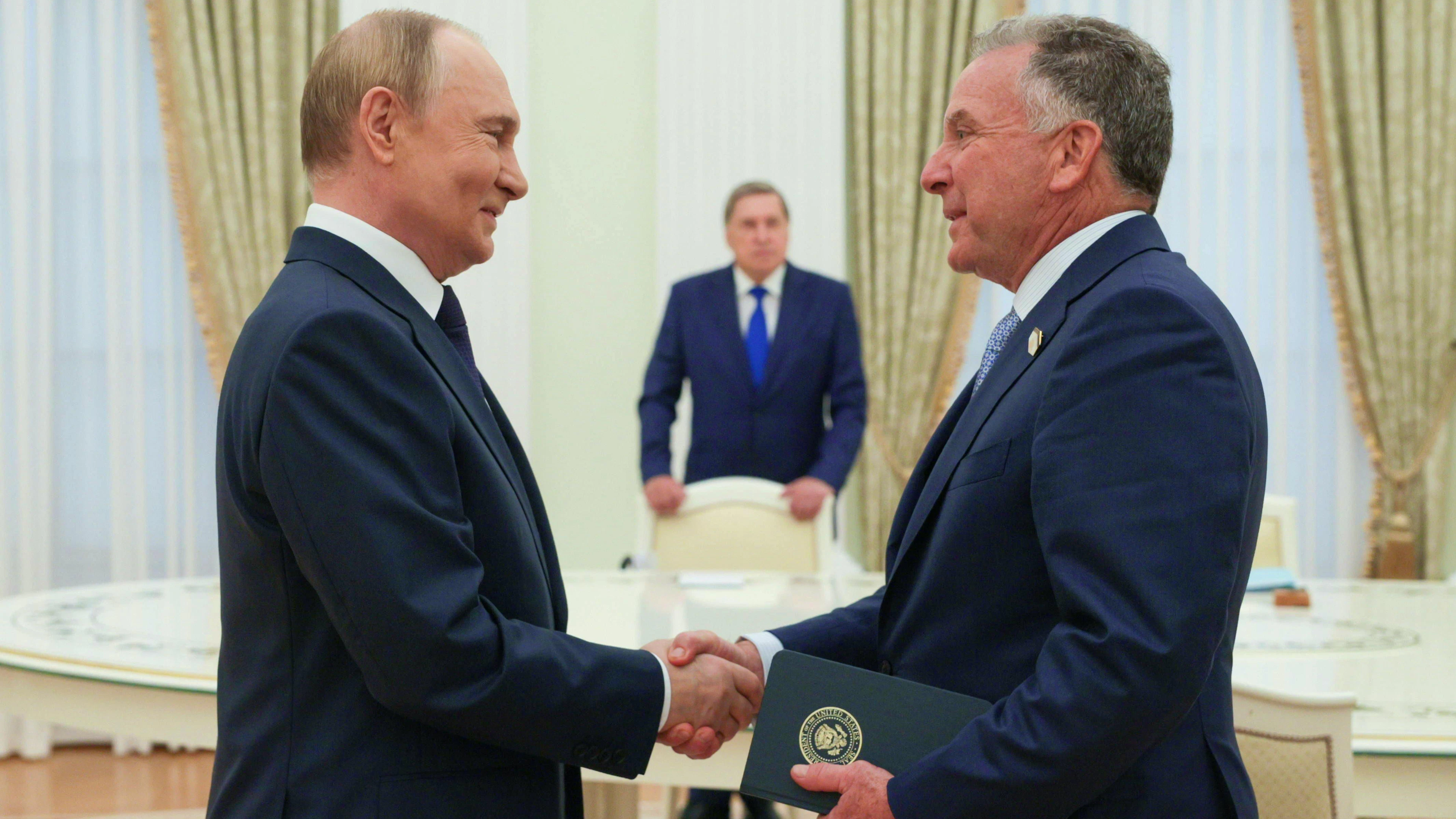 Der russische Präsident Wladimir Putin (l.) bei einem Treffen am 6. August 2025 in Moskau mit dem US-Sondergesandten Steve Witkoff (r.).