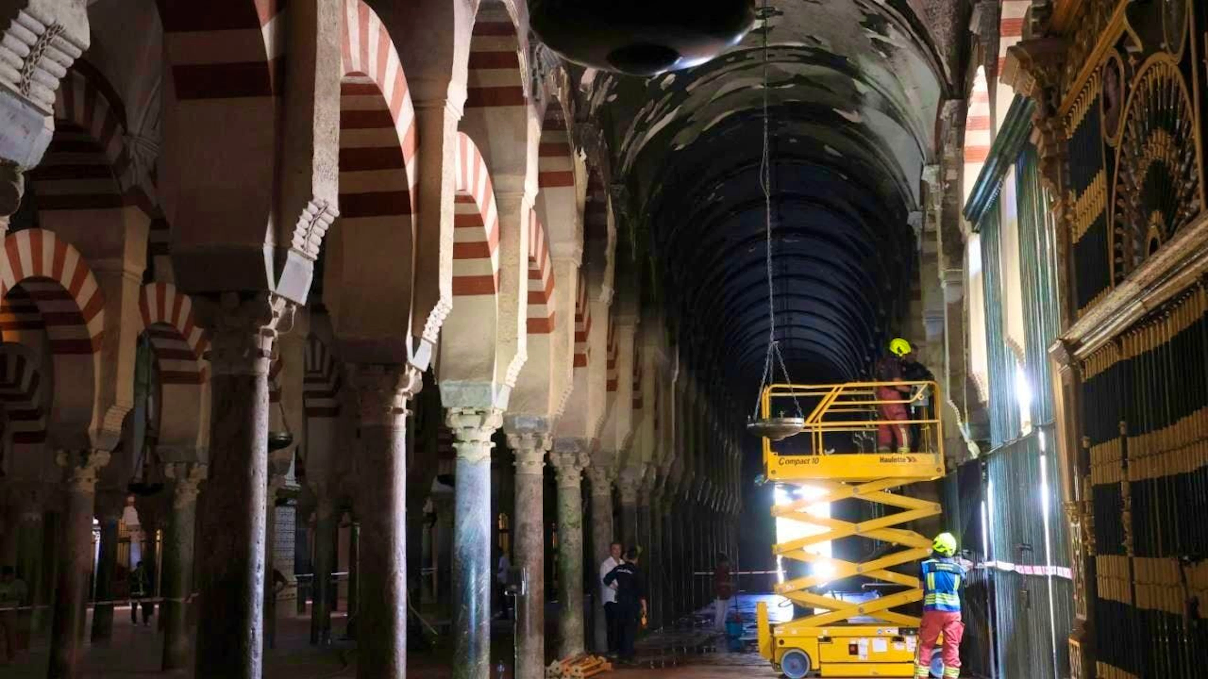 The interior of the mosque-cathedral of Córdoba after a fire. Photo: Madero Cubero/EUROPA PRESS/dpa