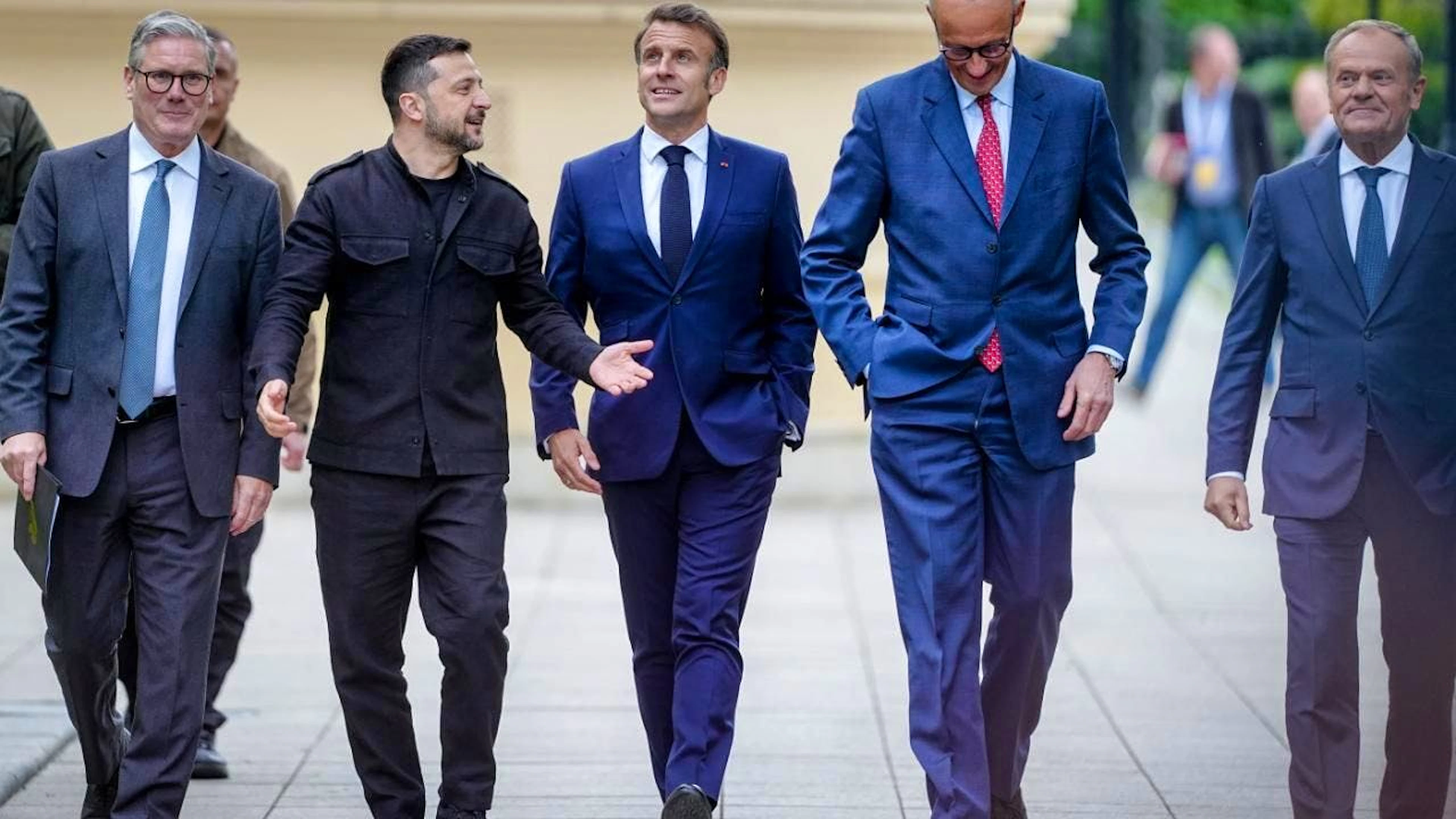 ARCHIV - Keir Starmer (l-r), Premierminister von Großbritannien, Wolodymyr Selenskyj, Präsident der Ukraine, Frankreichs Präsident Emmanuel Macron und Donald Tusk, Ministerpräsident von Polen, gehen gemeinsam durch den Garten des Marienpalastes nach der Pressekonferenz im Rahmen des Treffens der Koalition der Willigen in Kiew. Foto: Kay Nietfeld/dpa