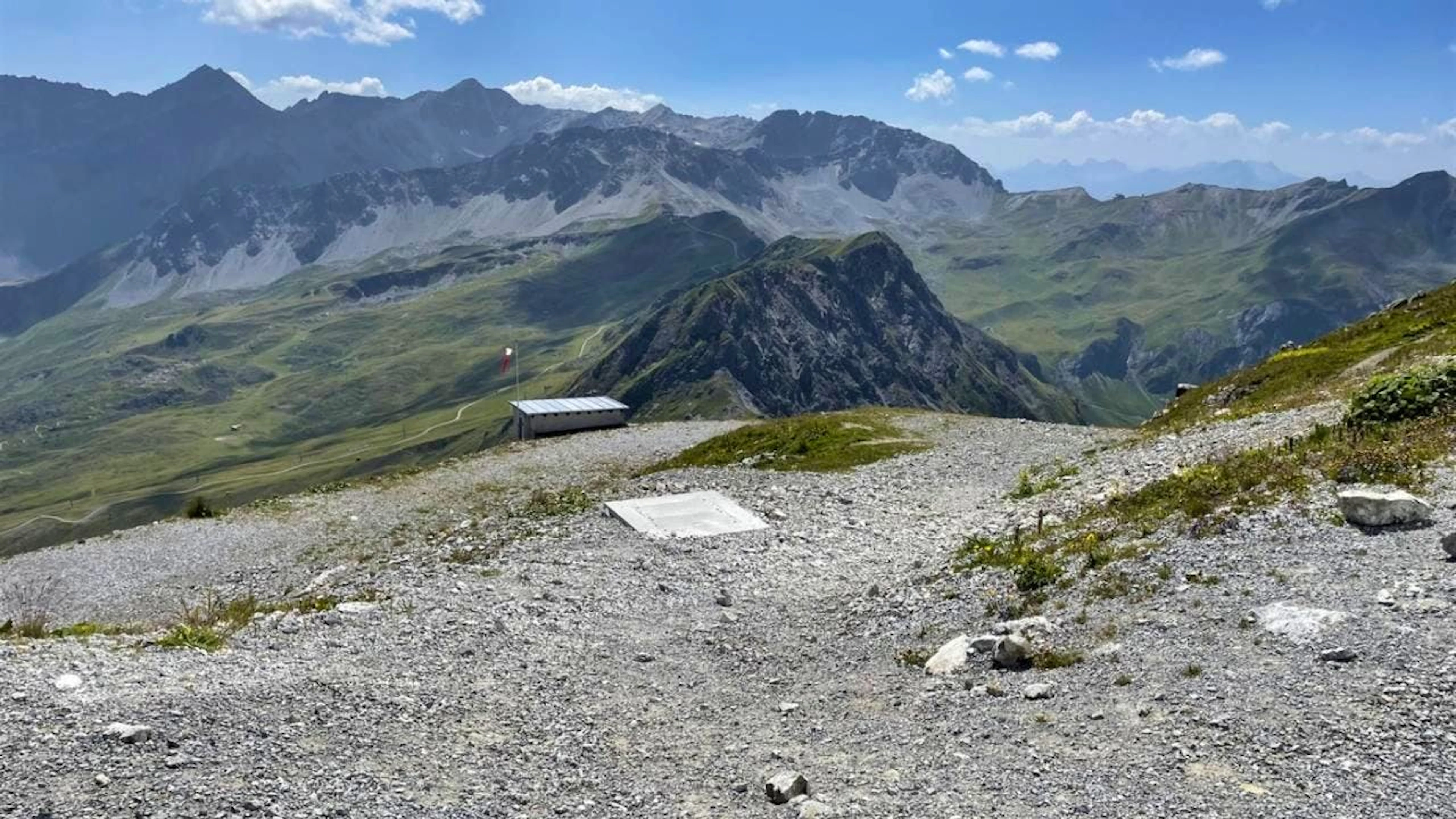 Il pilota di parapendio è decollato dalla stazione a monte del Weisshorn ad Arosa (GR). Dopo una seconda rotazione il parapendio si è piegato e il 60enne è precipitato, riportando ferite letali.