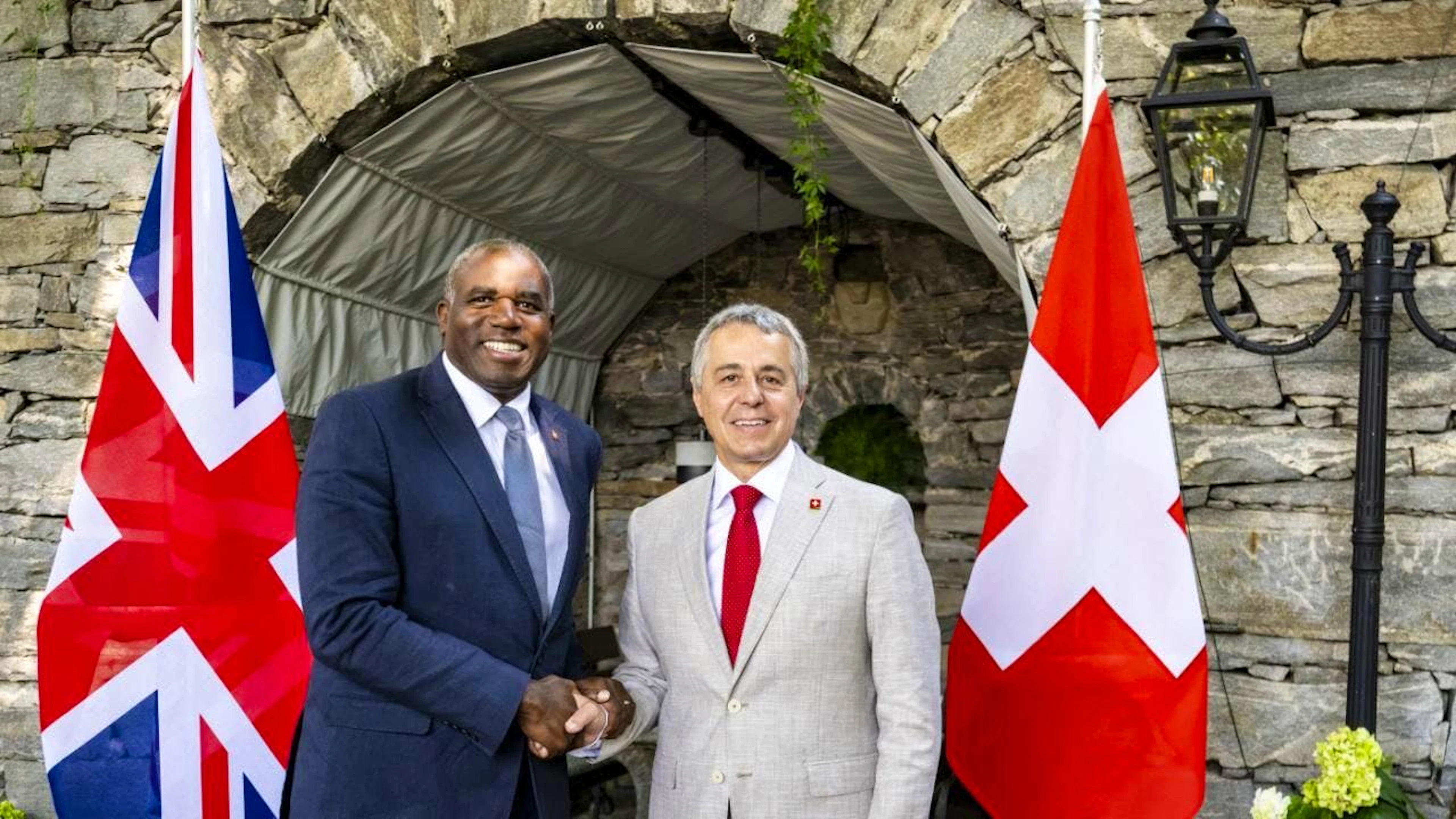 David Lammy, Aussenminister des Vereinigten Königreichs, und der Schweizer Aussenminister Ignazio Cassis haben sich am Rande des 78. Filmfestivals Locarno in Tegna TI getroffen.