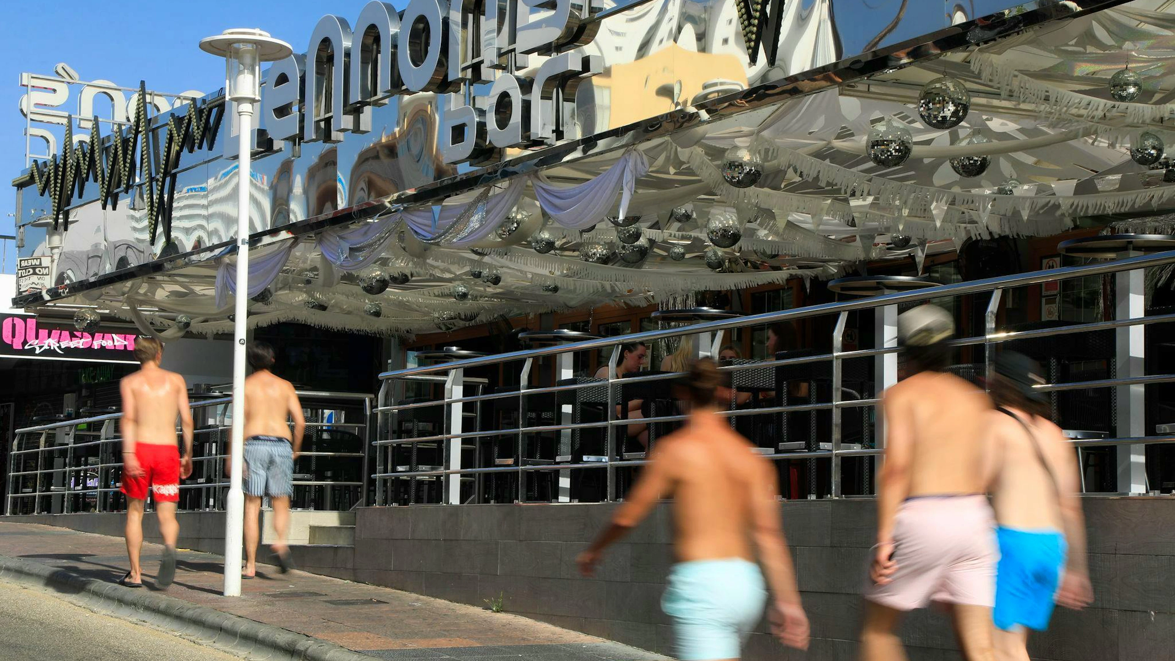 Junge Männer gehen mit nacktem Oberkörper auf Mallorca spazieren. (Archivbild)