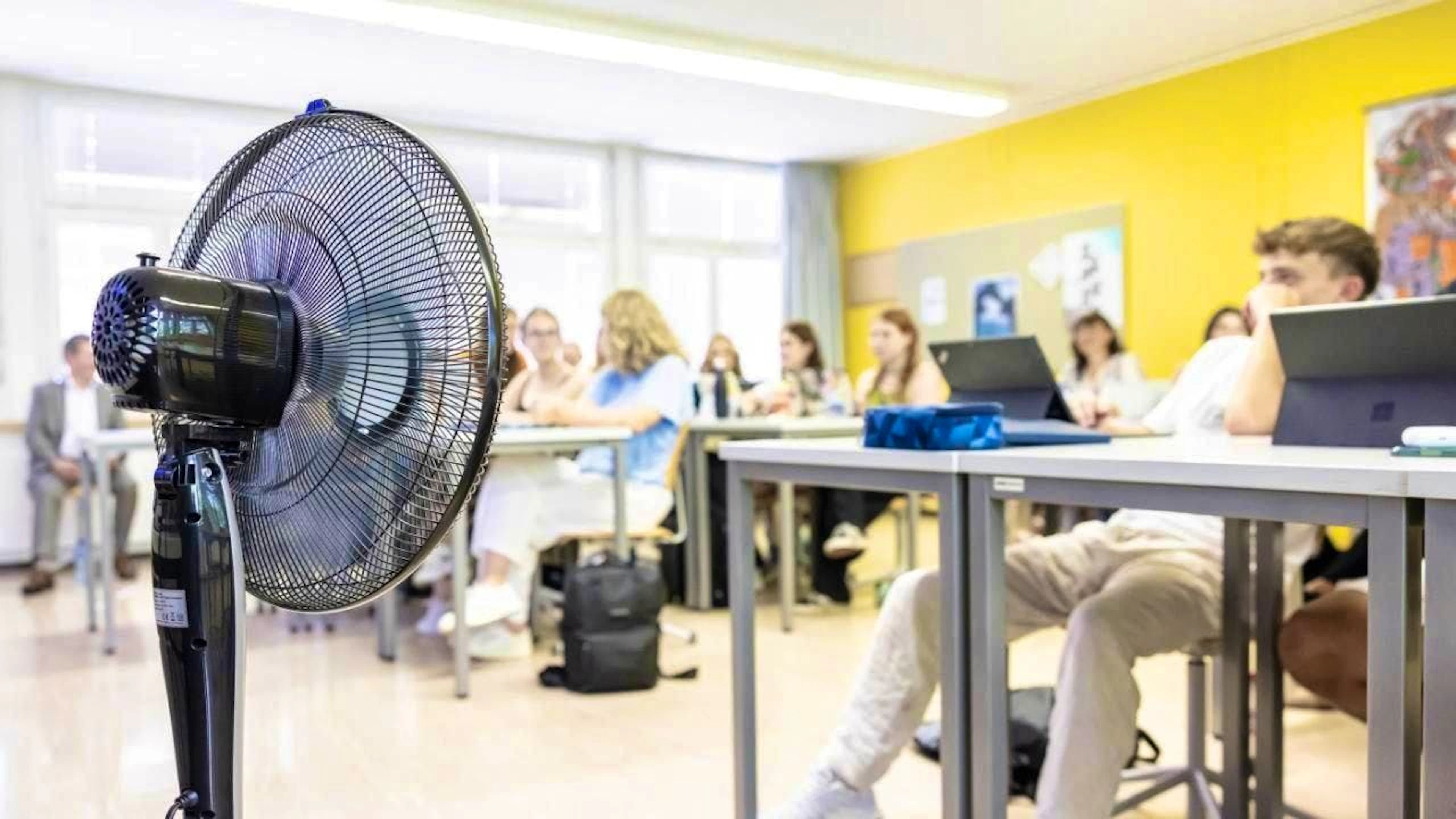 A fan cools the classroom of a technical secondary school in Winterthur in August 2023. (Archive image)