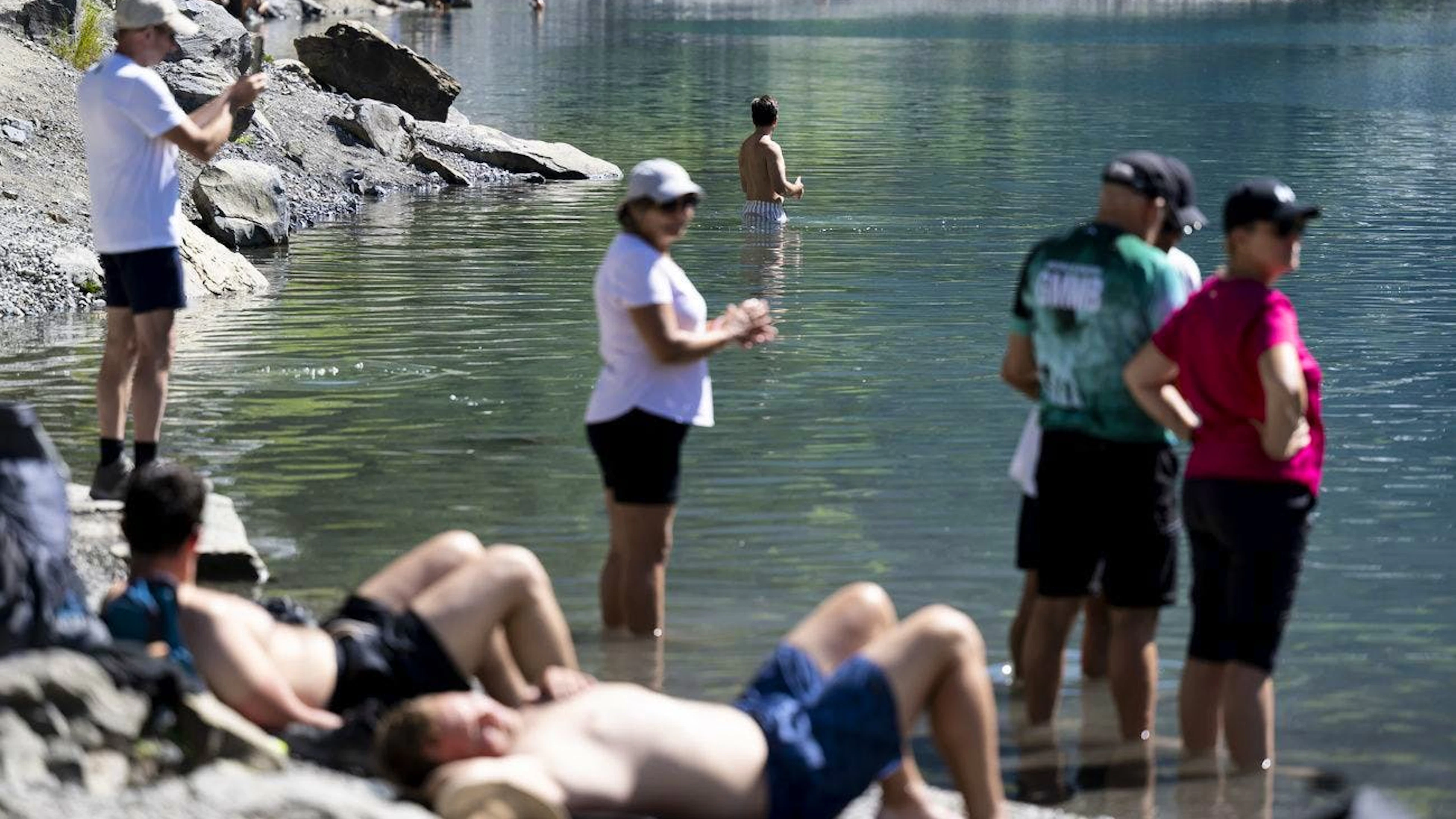 Il caldo torrido spinge turisti e cittadini a refrigerarsi.
