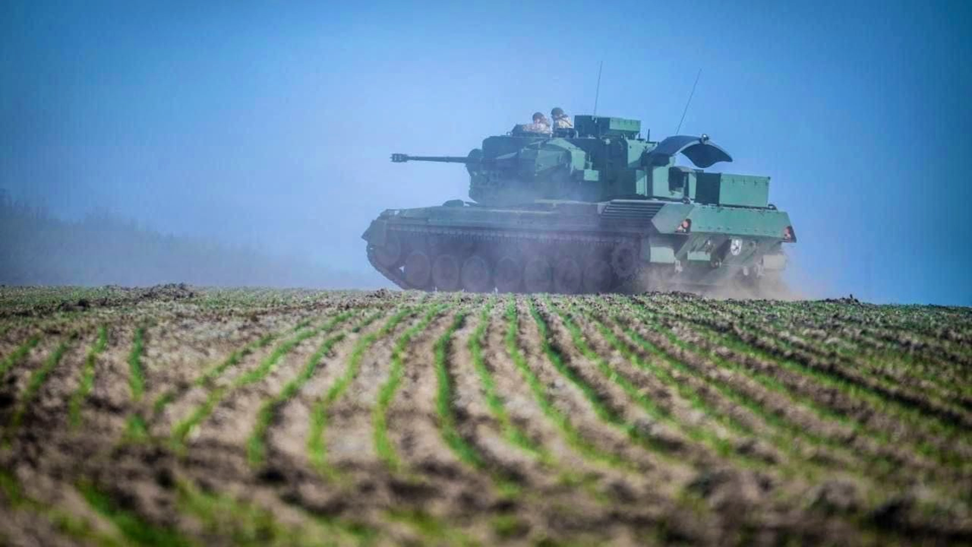ARCHIVE - A Gepard anti-aircraft gun tank drives with its crew across a field east of Odessa. The tank supplied by Germany is used here to defend against enemy drones, aircraft and helicopters. Photo: Kay Nietfeld/dpa/Archive image