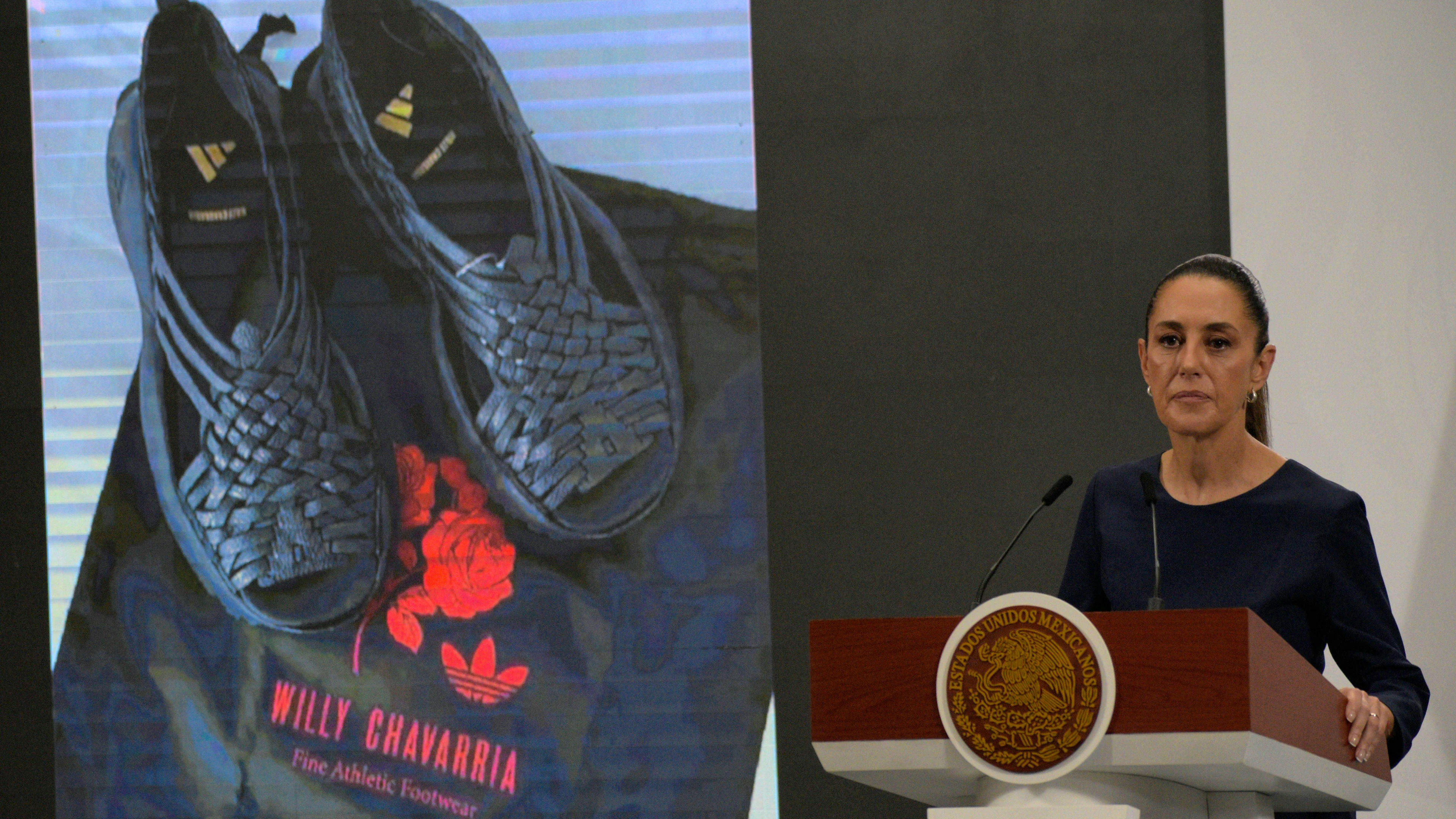 Die mexikanische Präsidentin Claudia Sheinbaum will kulturelle Aneignung verhindern. Im Hintergrund die «Oaxaca Slip-ons» von Adidas.