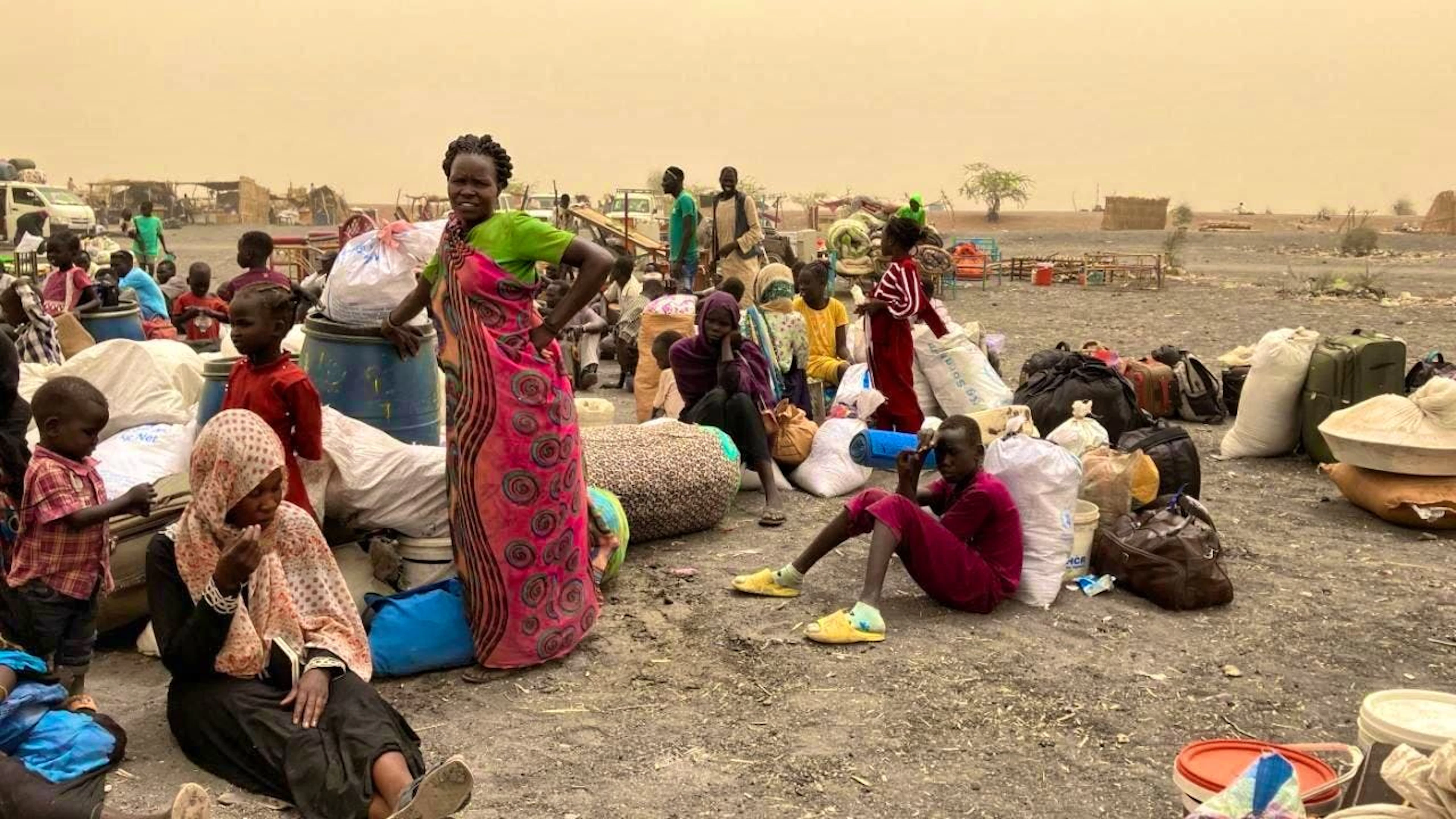 ARCHIVE - Refugees from Sudan wait to be transported to the transit camp in the town of Renk near the border after crossing the border into South Sudan. Photo: Eva-Maria Krafczyk/dpa/Archive image