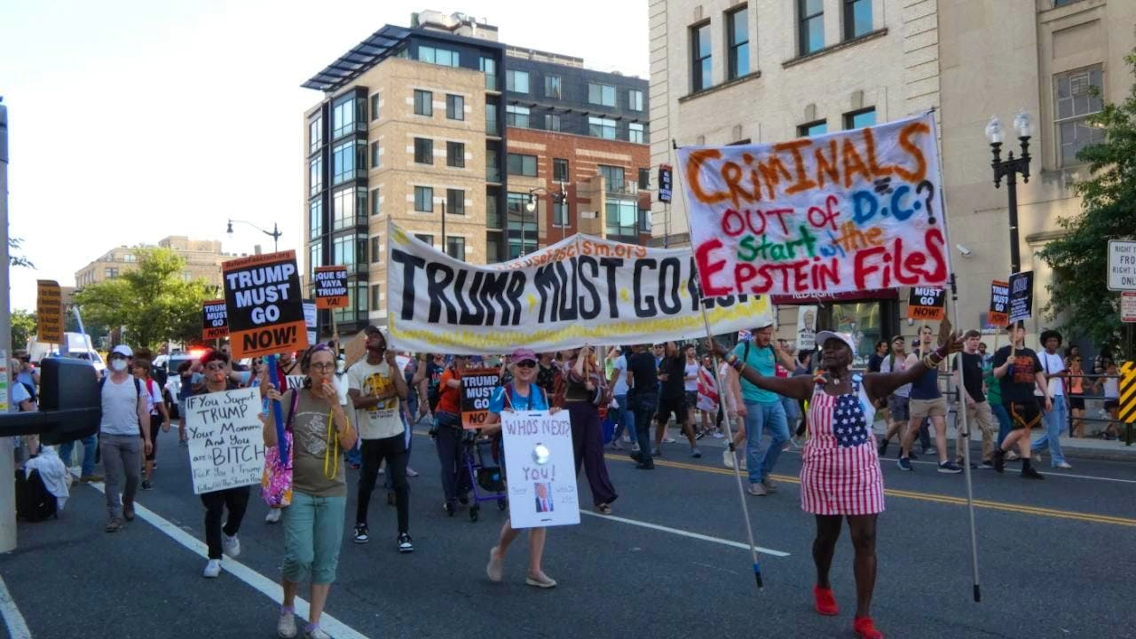 Demonstranten protestieren gegen US-Präsident Trump und dessen Politik. Foto: Luzia Geier/dpa