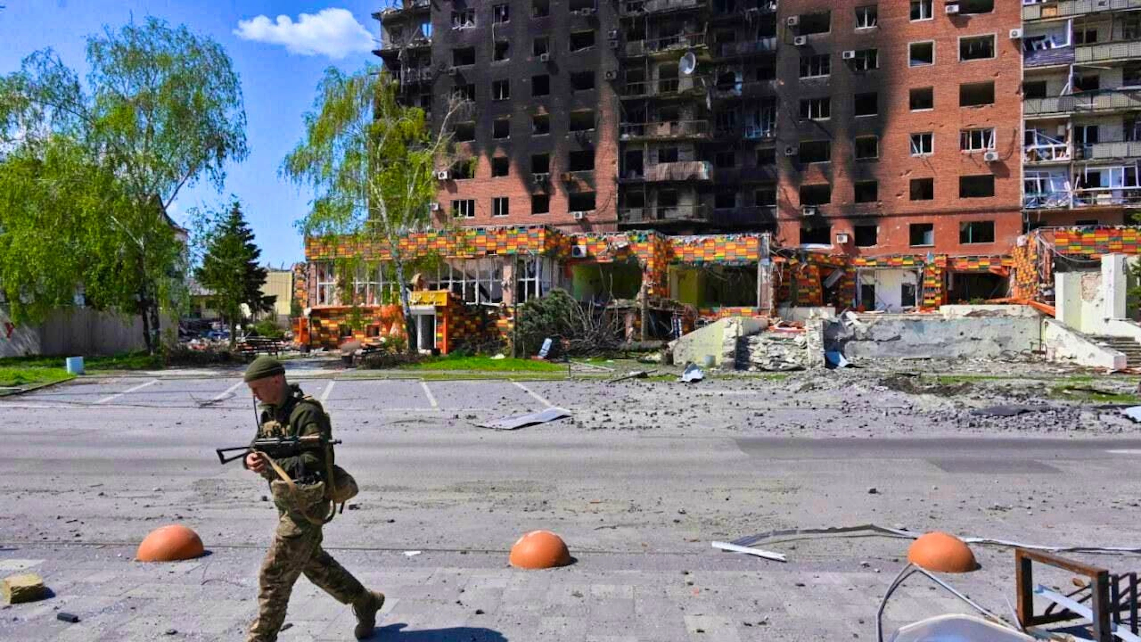 ARCHIVE - A Ukrainian soldier walks past damaged buildings in the center of Pokrovsk, the scene of the heaviest fighting with Russian troops in the Donetsk region. Photo: Michael Shtekel/AP/dpa