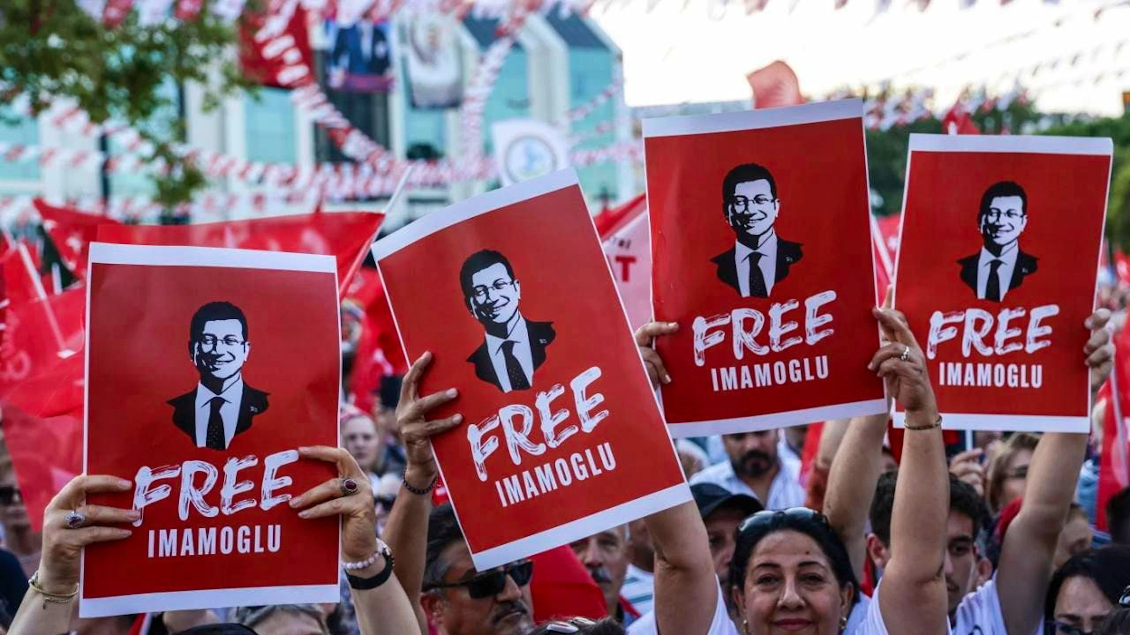 Gli arresti si collocano nell'ambito di un'inchiesta per corruzione che ha portato in marzo all'arresto del sindaco di Istanbul Ekrem Imamoglu.