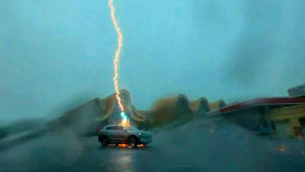 Un fulmine colpisce più volte un SUV elettrico: grande spavento, ma ...