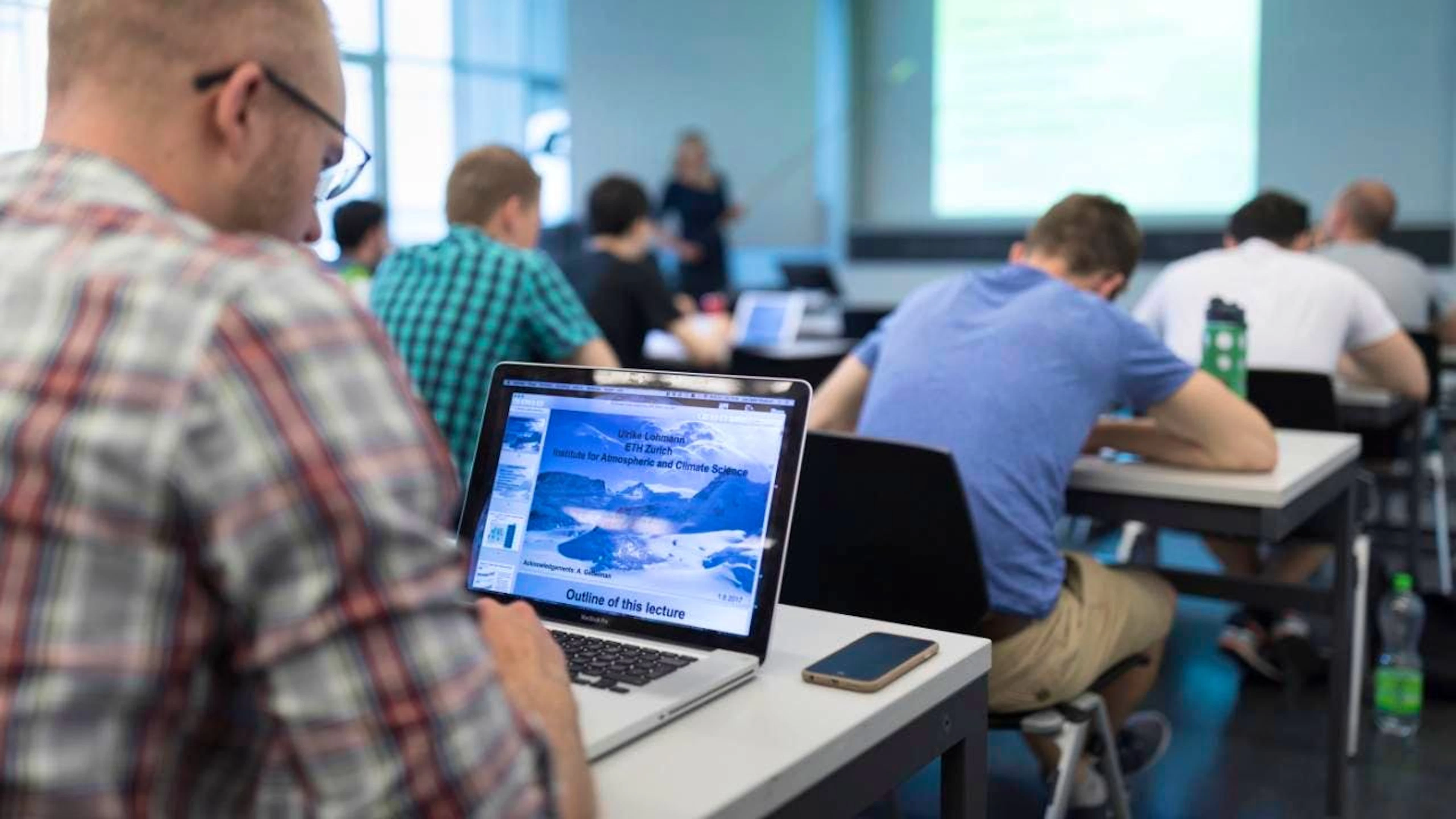 Auch andere Absolventen der technischen Fachrichtungen spüren den höheren Konkurrenzkampf im Arbeitsmarkt. (Archivbild)