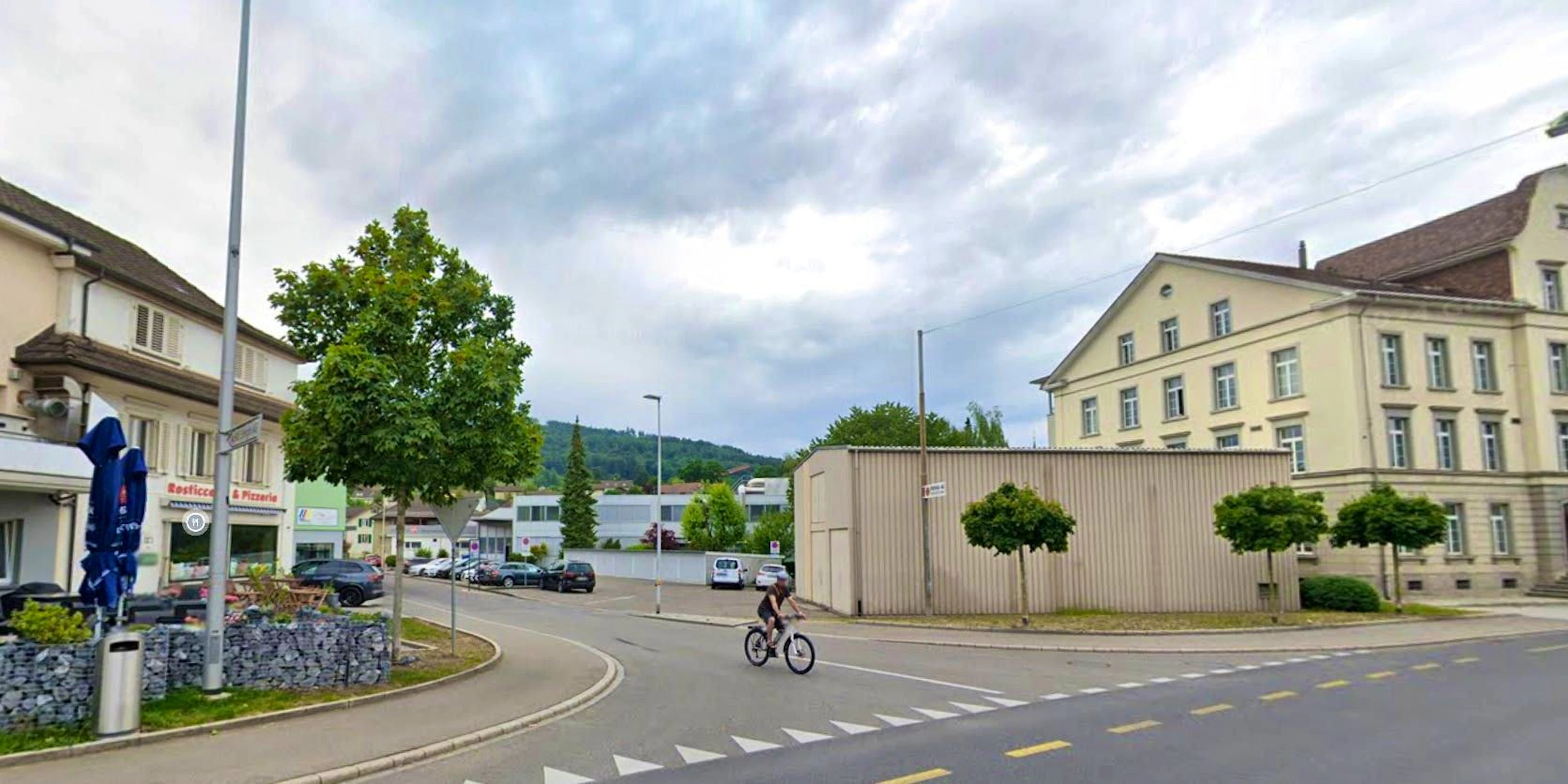 The erotic studio is to be built in the building on the left, on the right is the Güggel school building.