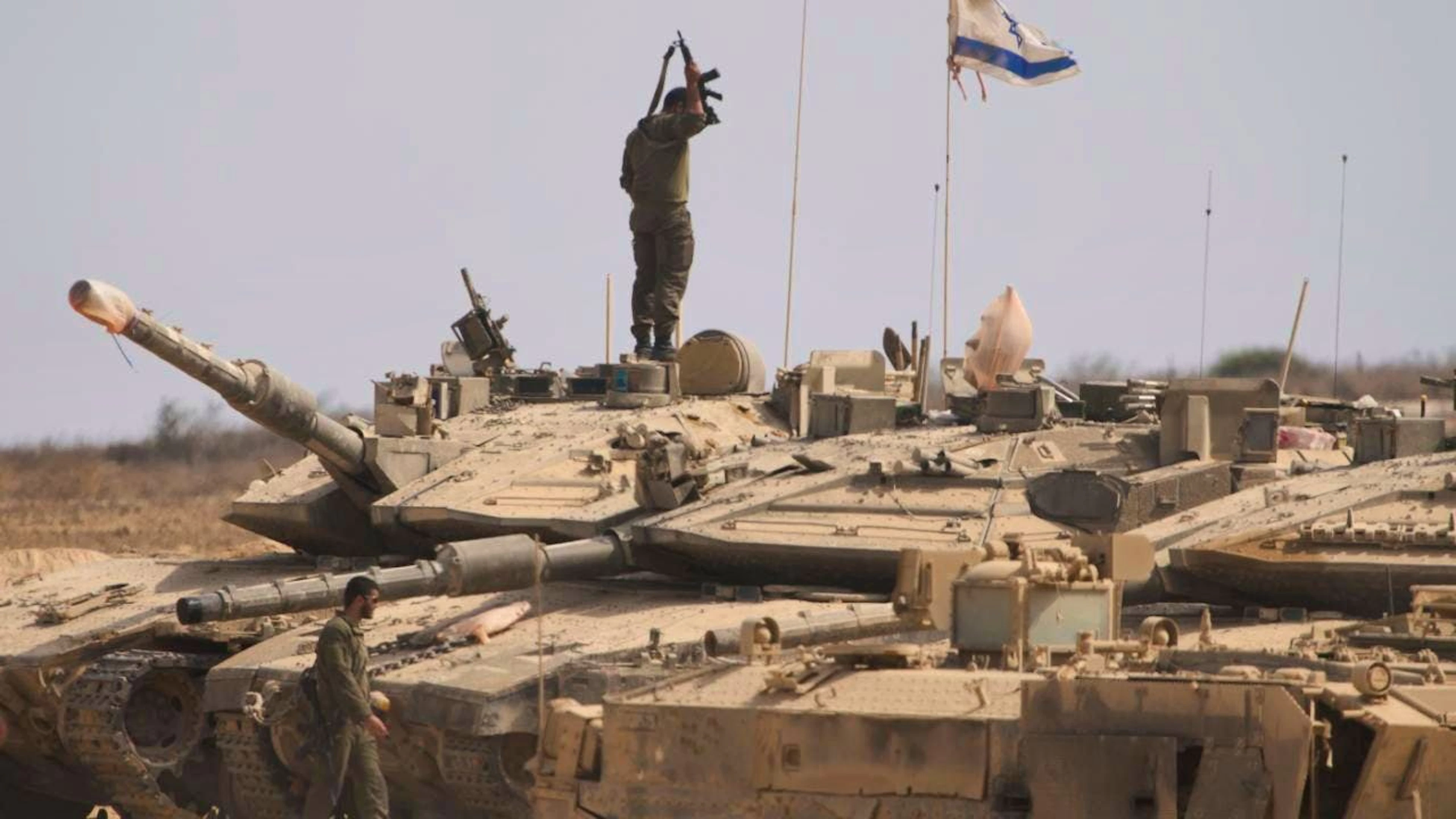 Israelische Soldaten arbeiten an ihren Panzern an der Grenze zum Gazastreifen im Süden Israels. Foto: Ariel Schalit/AP/dpa