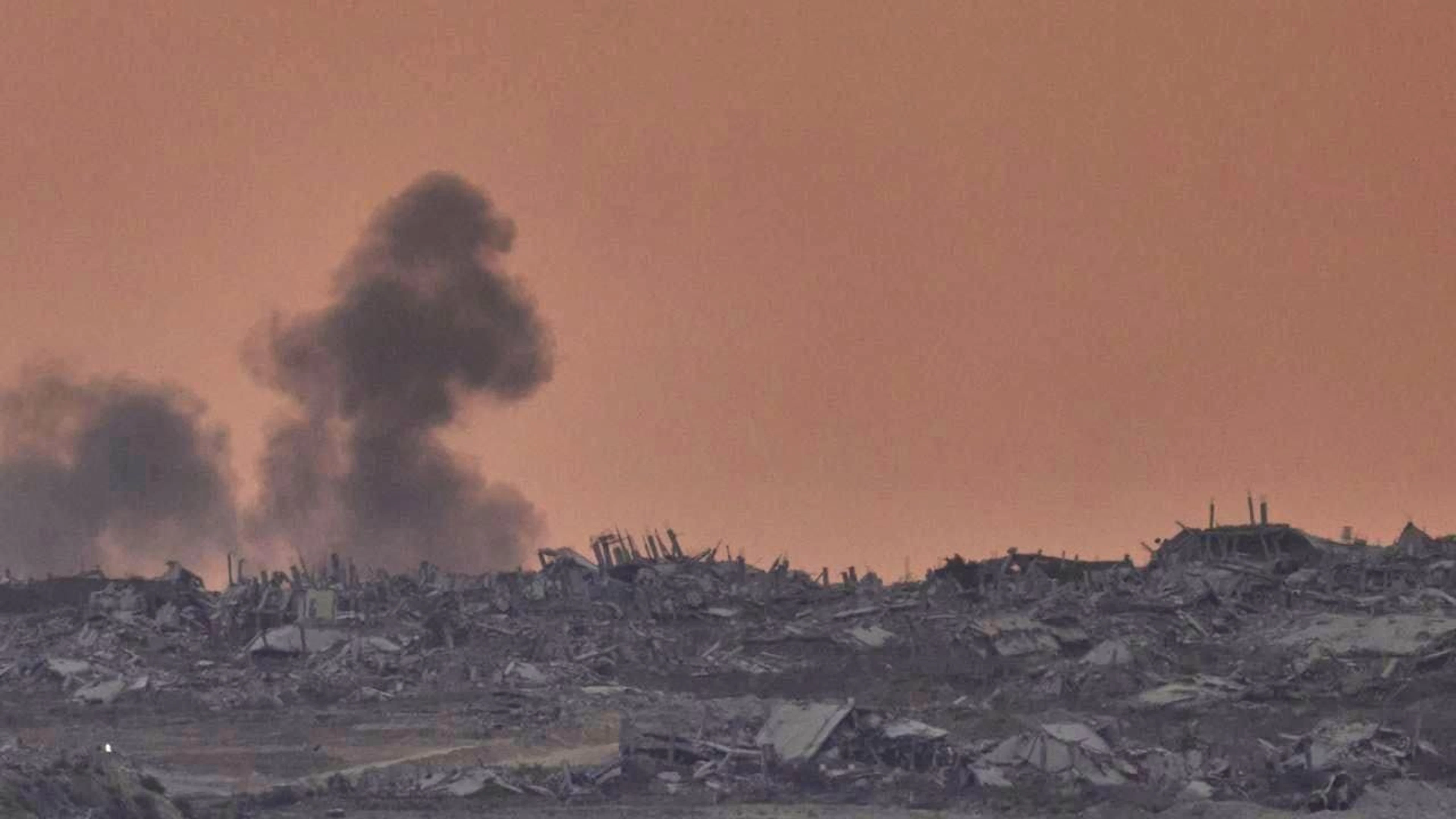 dpatopbilder - Smoke rises after an explosion in the Gaza Strip, seen from southern Israel. Photo: Ohad Zwigenberg/AP/dpa