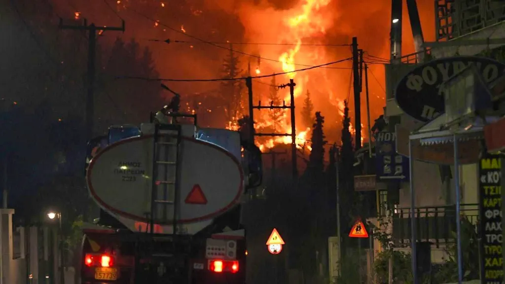 Greece battles dozens of fires - fire department at the limit