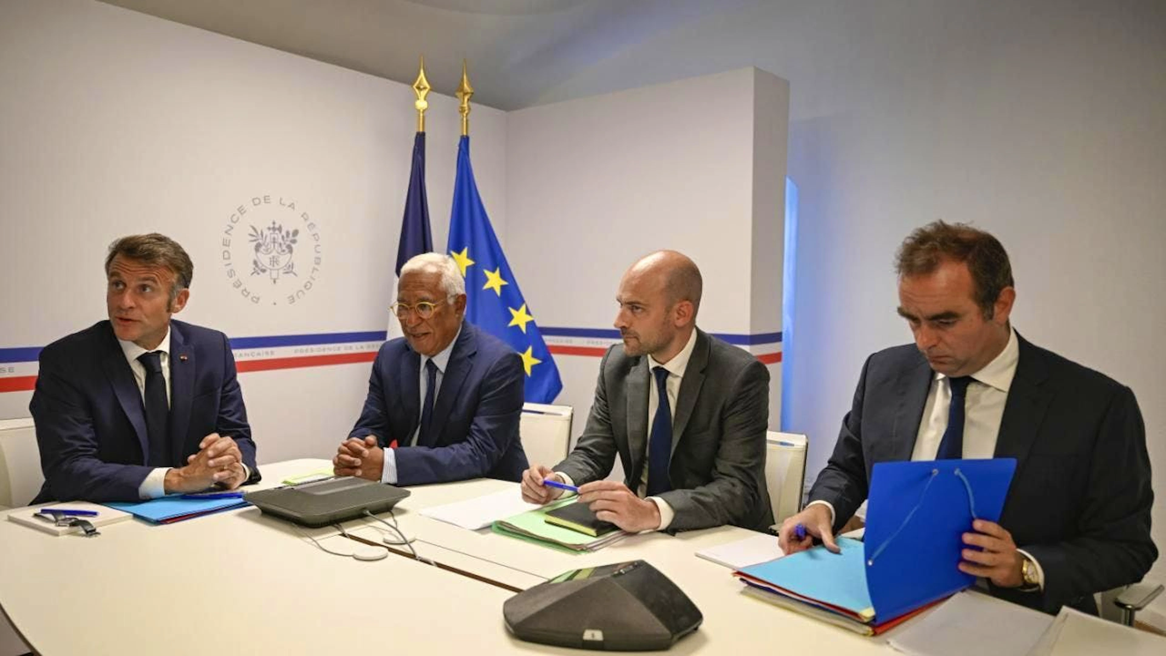Il presidente francese Emmanuel Macron durante la videoconferenza, assieme ad Antonio Costa, Presidente del Consiglio europeo, al ministro degli esteri francese Jean-Noel Barrot e al ministro della difesa francese Sebastien Lecornu.