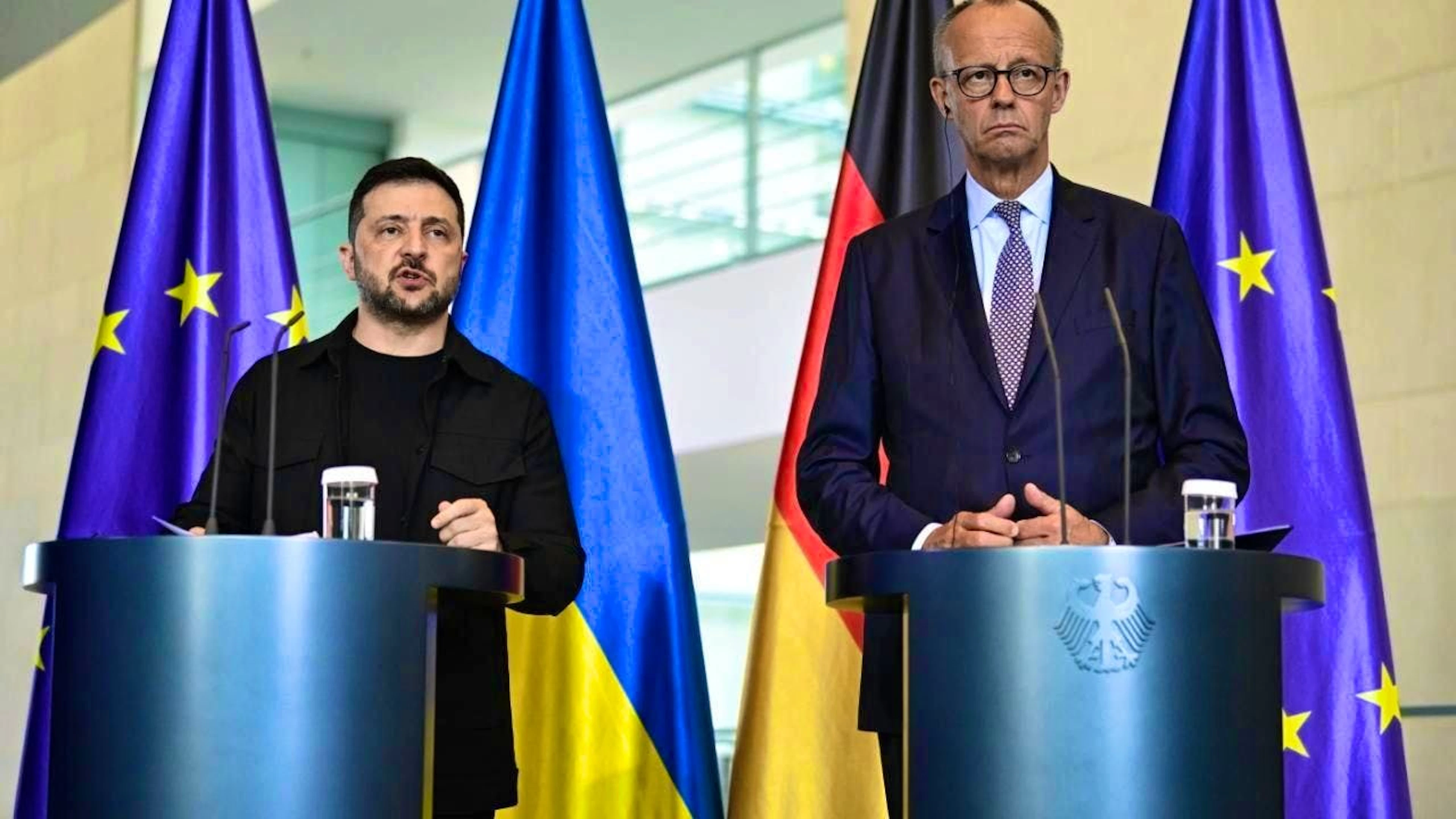 Volodymyr Selenskyj (l), President of Ukraine and German Chancellor Friedrich Merz (CDU, r) make a statement. Selenskyj takes part in virtual consultations of European heads of state and government in view of the meeting between US President Trump and Russian President Putin. Photo: Fabian Sommer/dpa