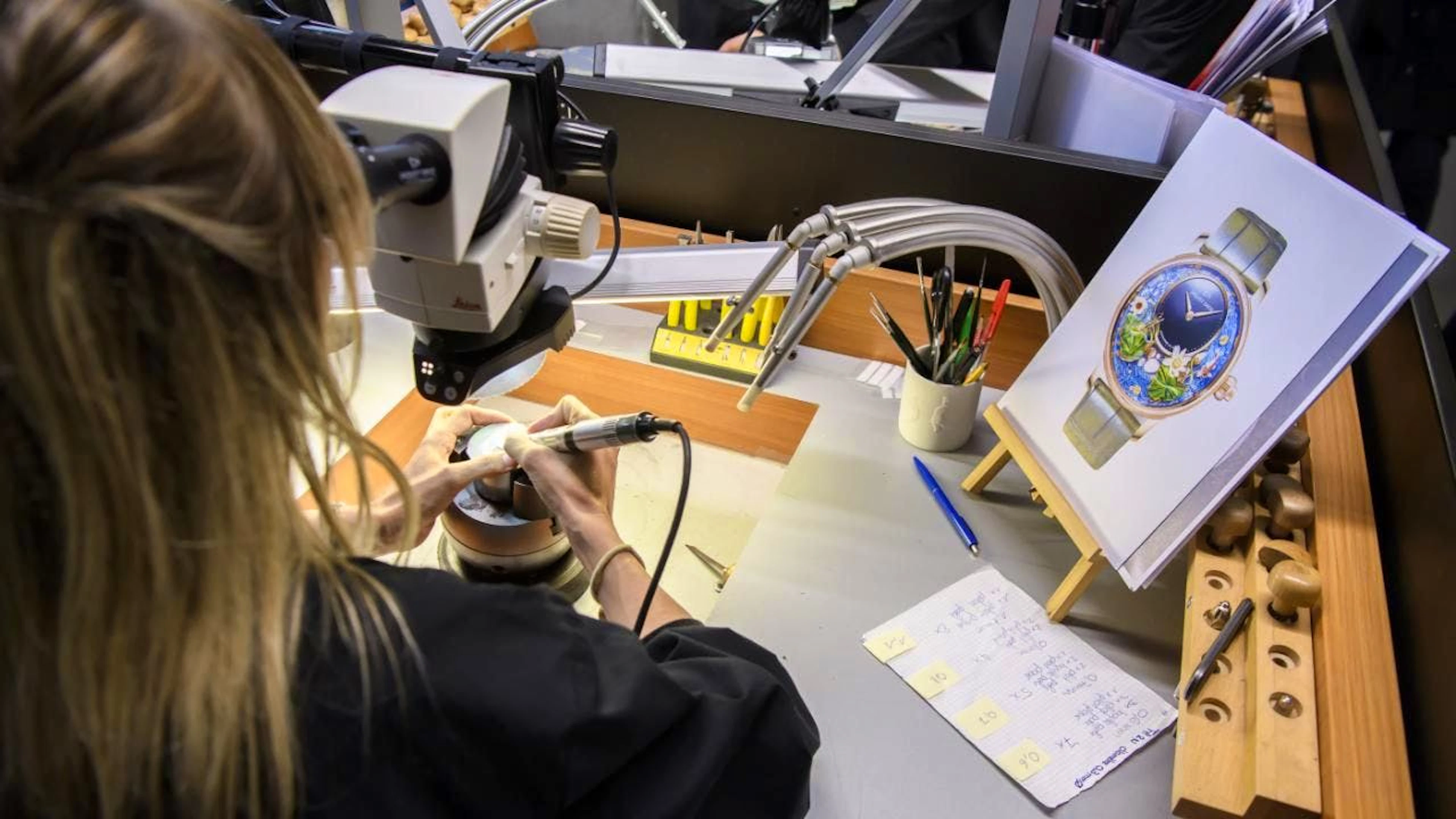 A scendere sono stati in particolare i prezzi degli orologi.