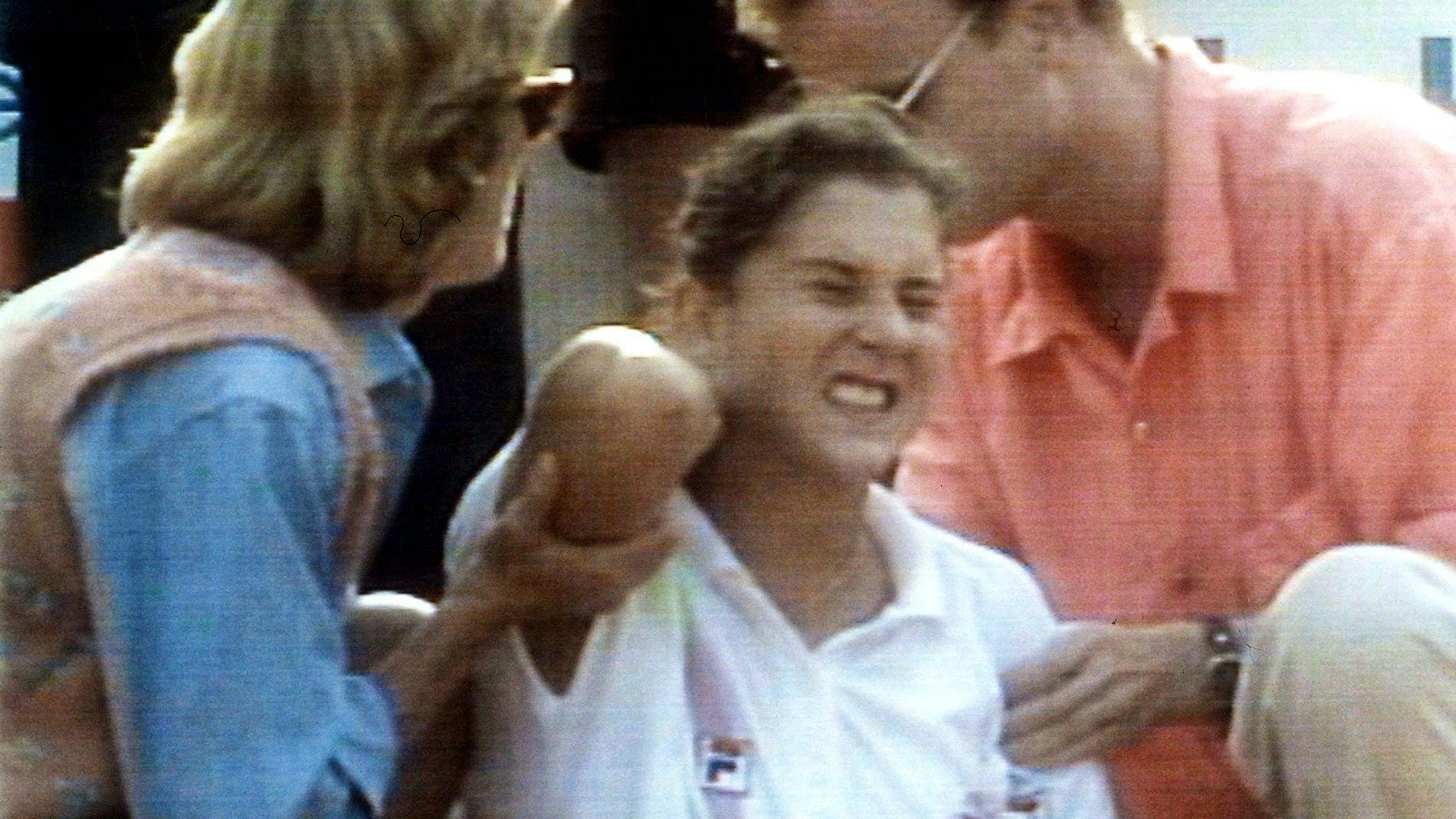 Monica Seles soccorsa dopo essere stata pugnalata alle spalle da uno spettatore il 30 aprile 1993 a Amburgo, nel corso di un match.