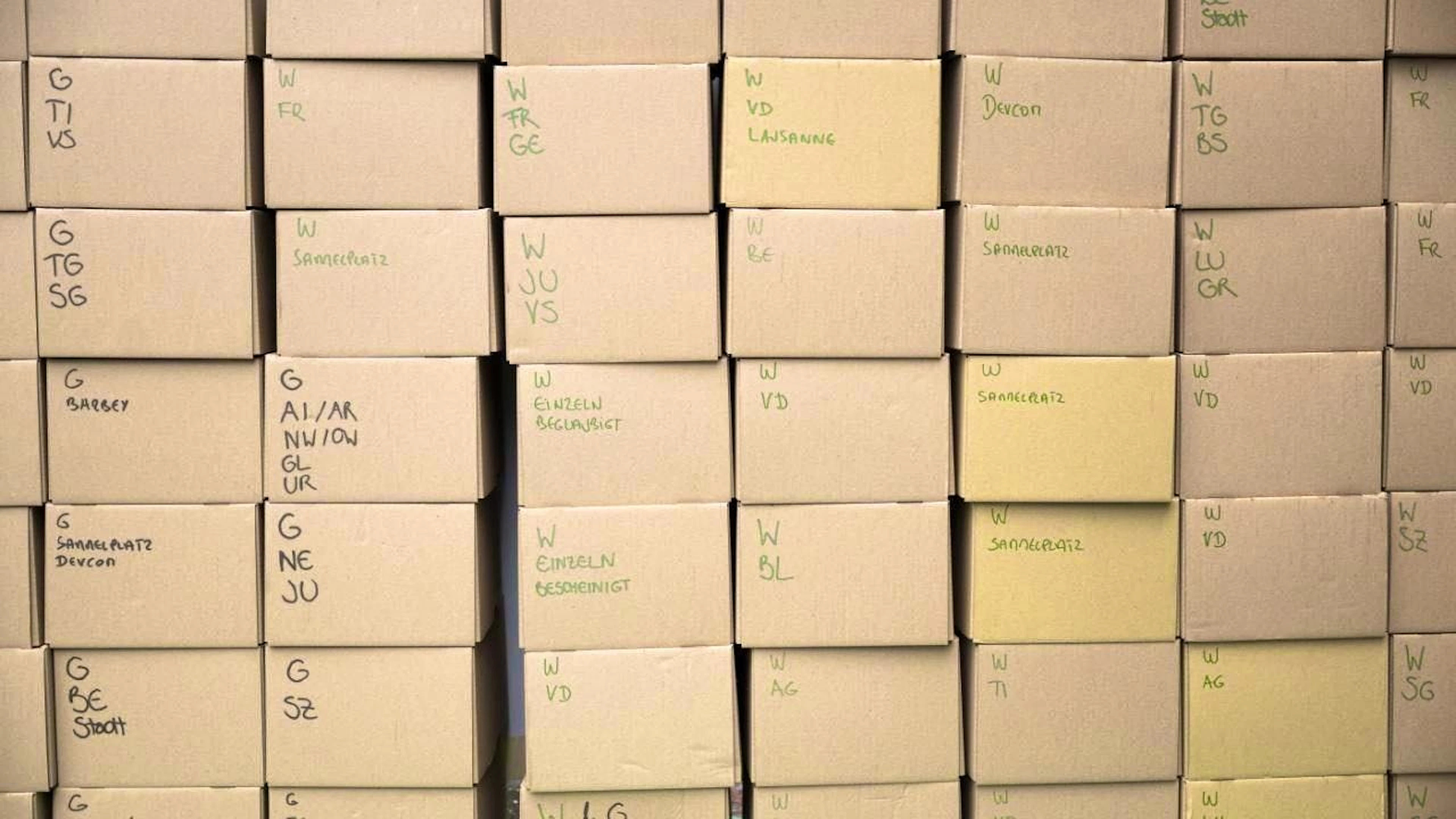 The air is getting thinner for commercial signature collectors: boxes piled up for a petition for a referendum in front of the Federal Chancellery. (symbolic image)