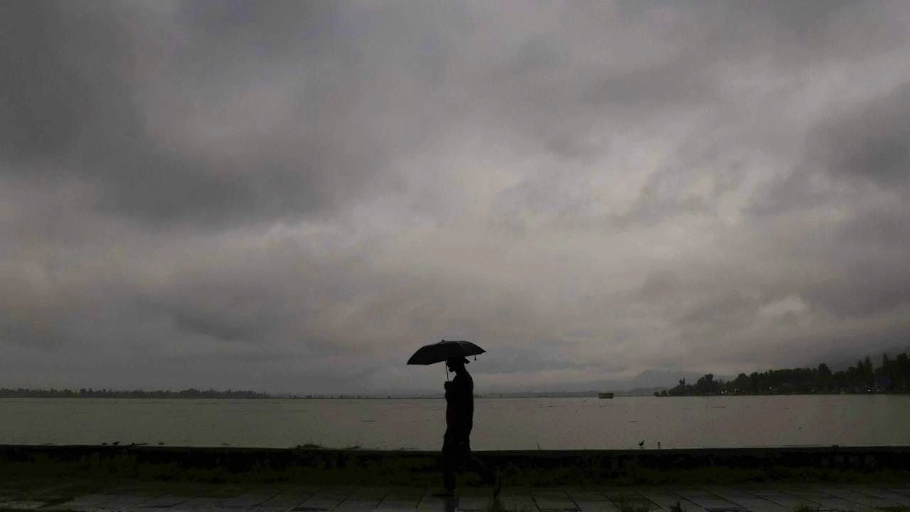 Il cielo plumbeo a Srinagar, capitale estiva del Kashmir amministaro dall'India.