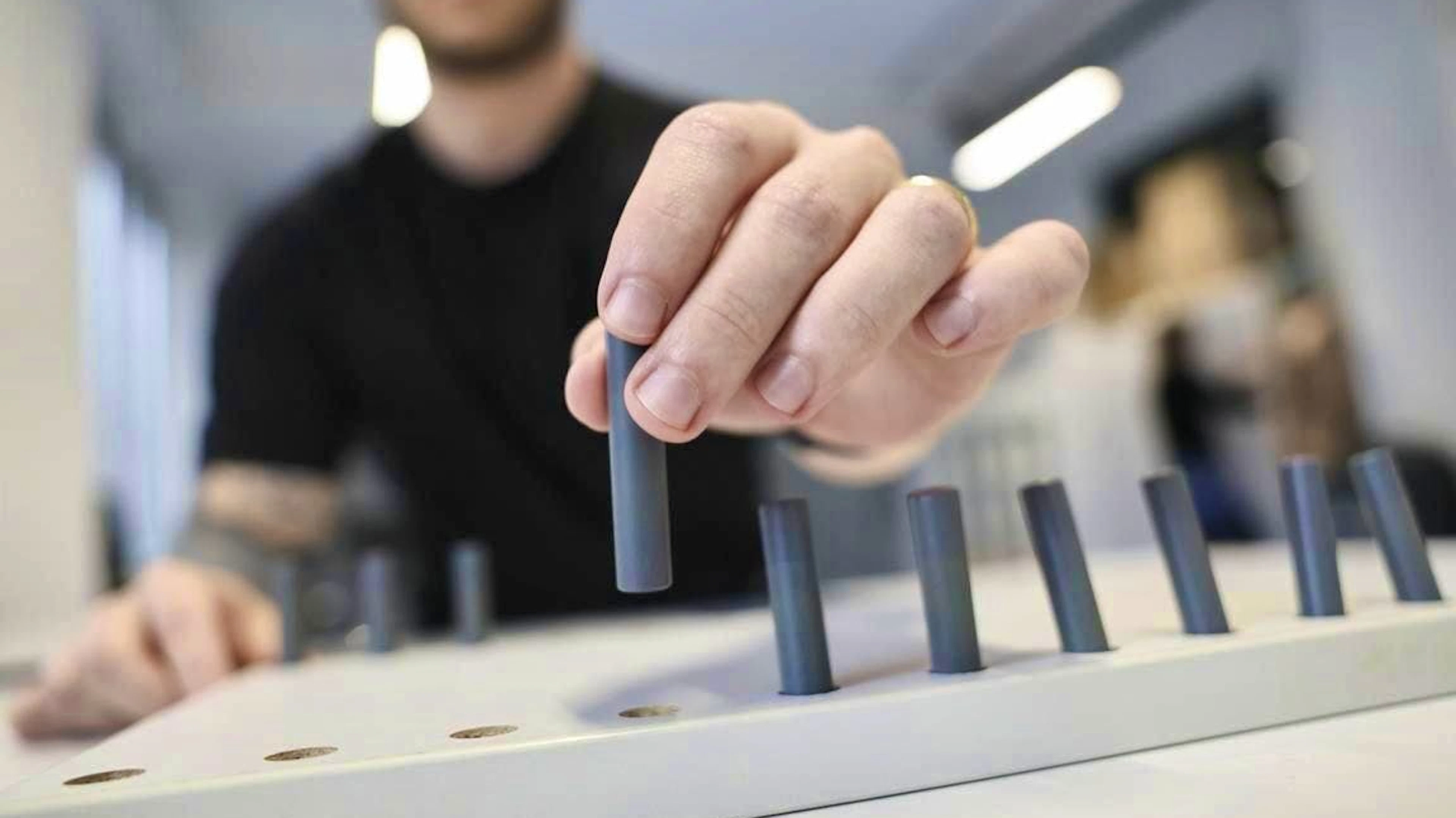 Creativi, ma maldestri? Ecco 9 miti e verità sui mancini