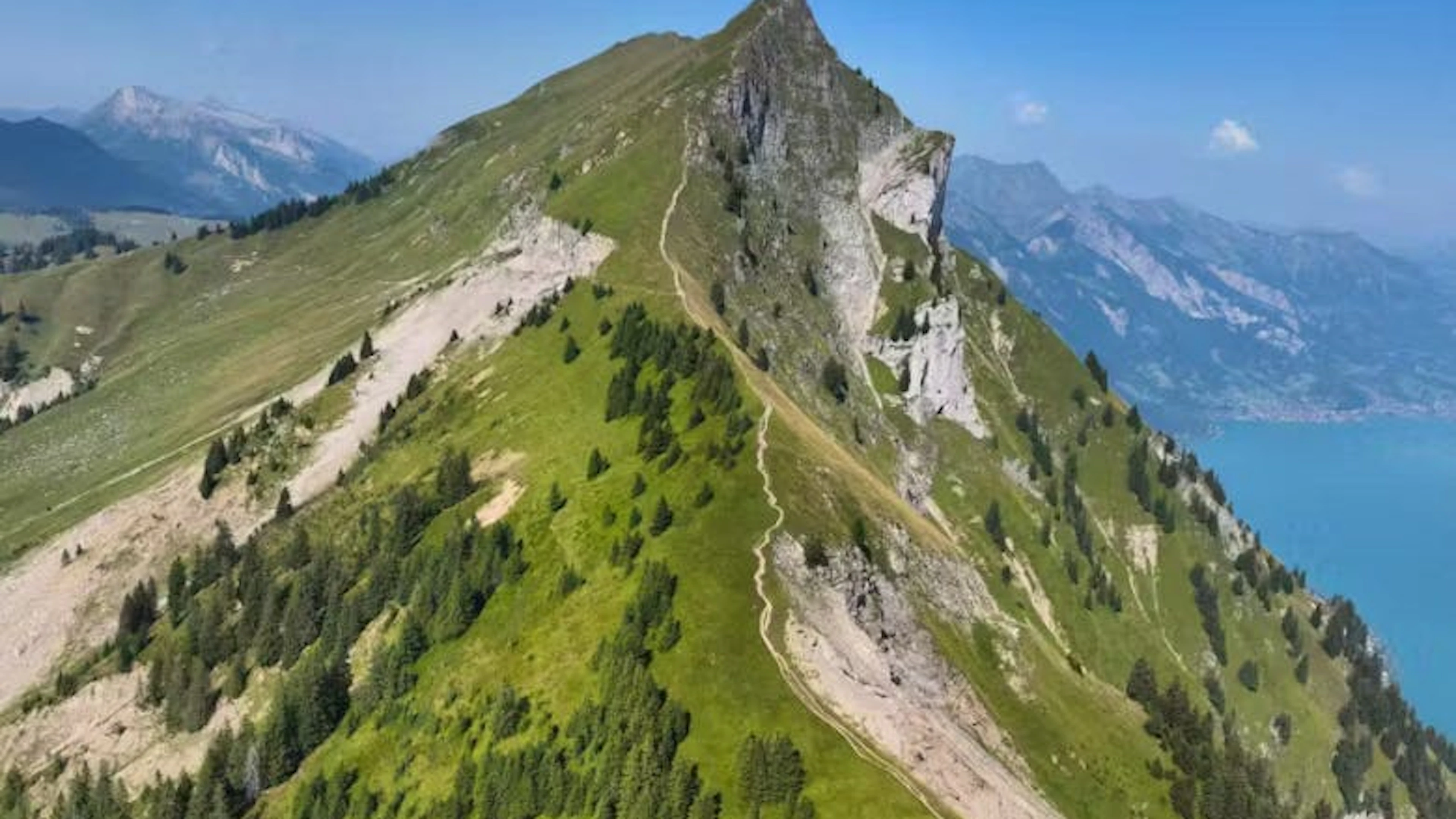 Am Samstagmittag ist in Niederried bei Interlaken eine Frau bei einer Bergwanderung verunglückt.