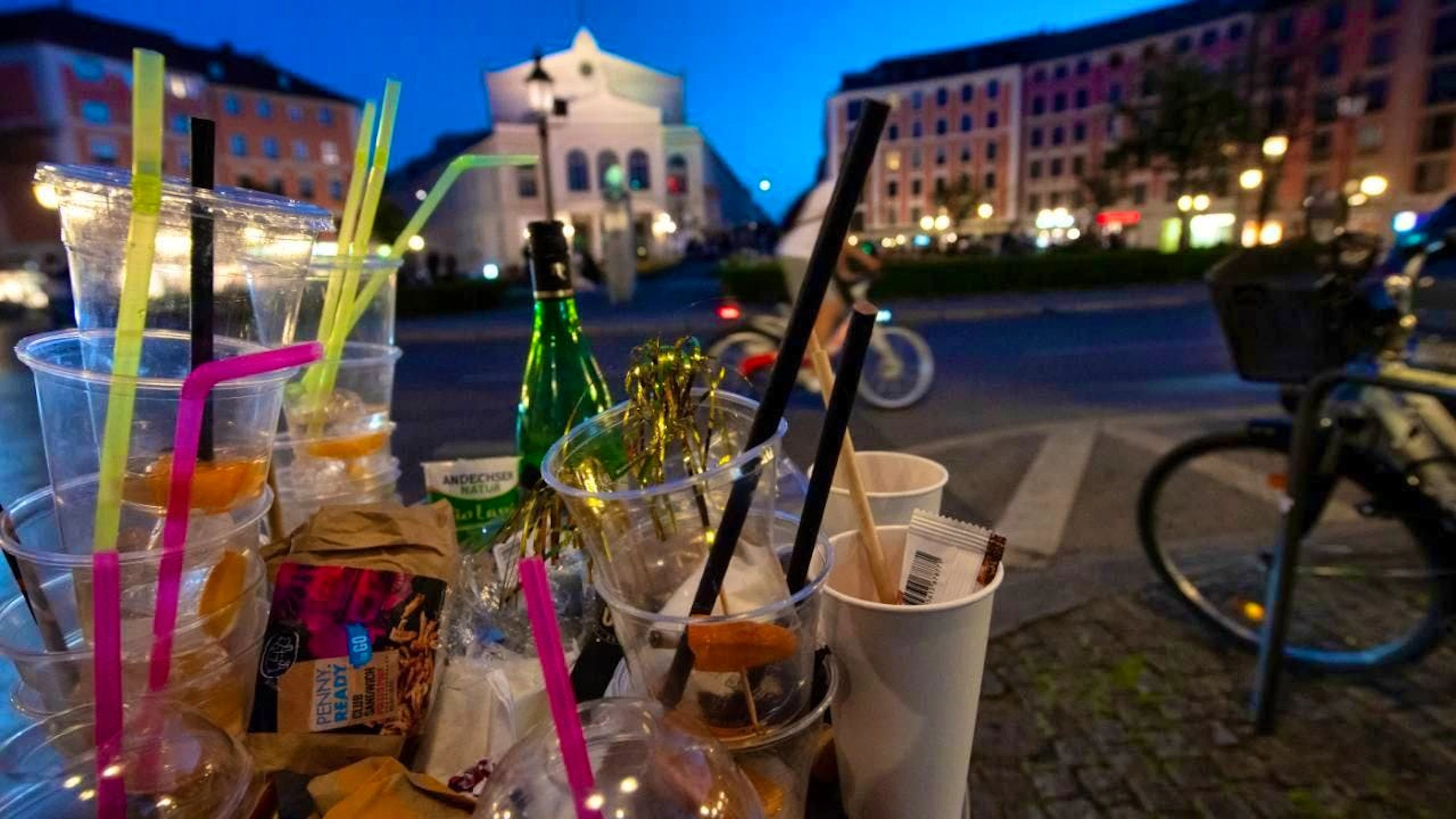 ARCHIVE - Numerous plastic containers and garbage can be seen in an overflowing garbage can at Gärtnerplatz this evening. Photo: Sven Hoppe/dpa