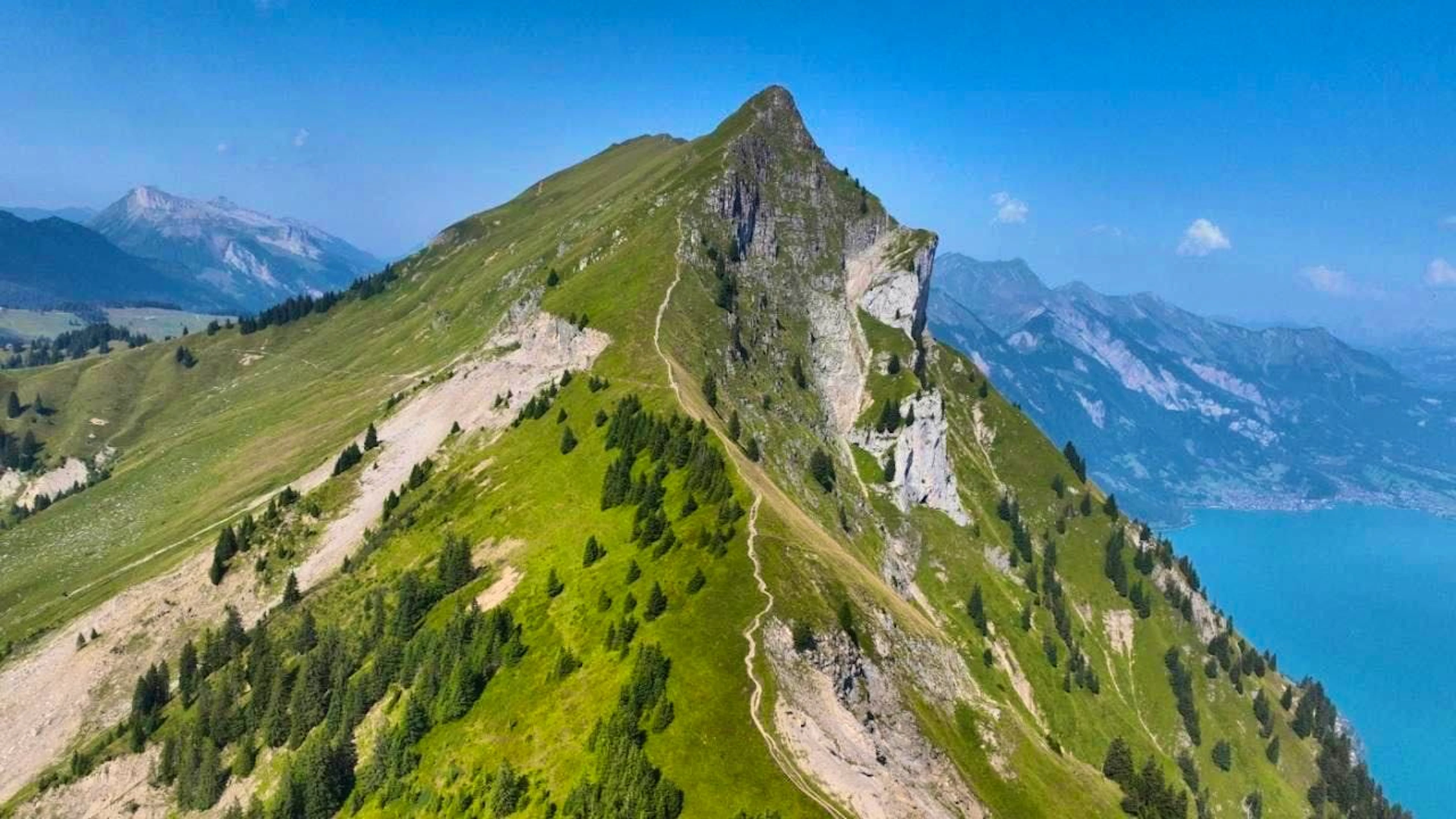 A female mountaineer fell in the Suggiture area on the Hardergrat on Saturday.