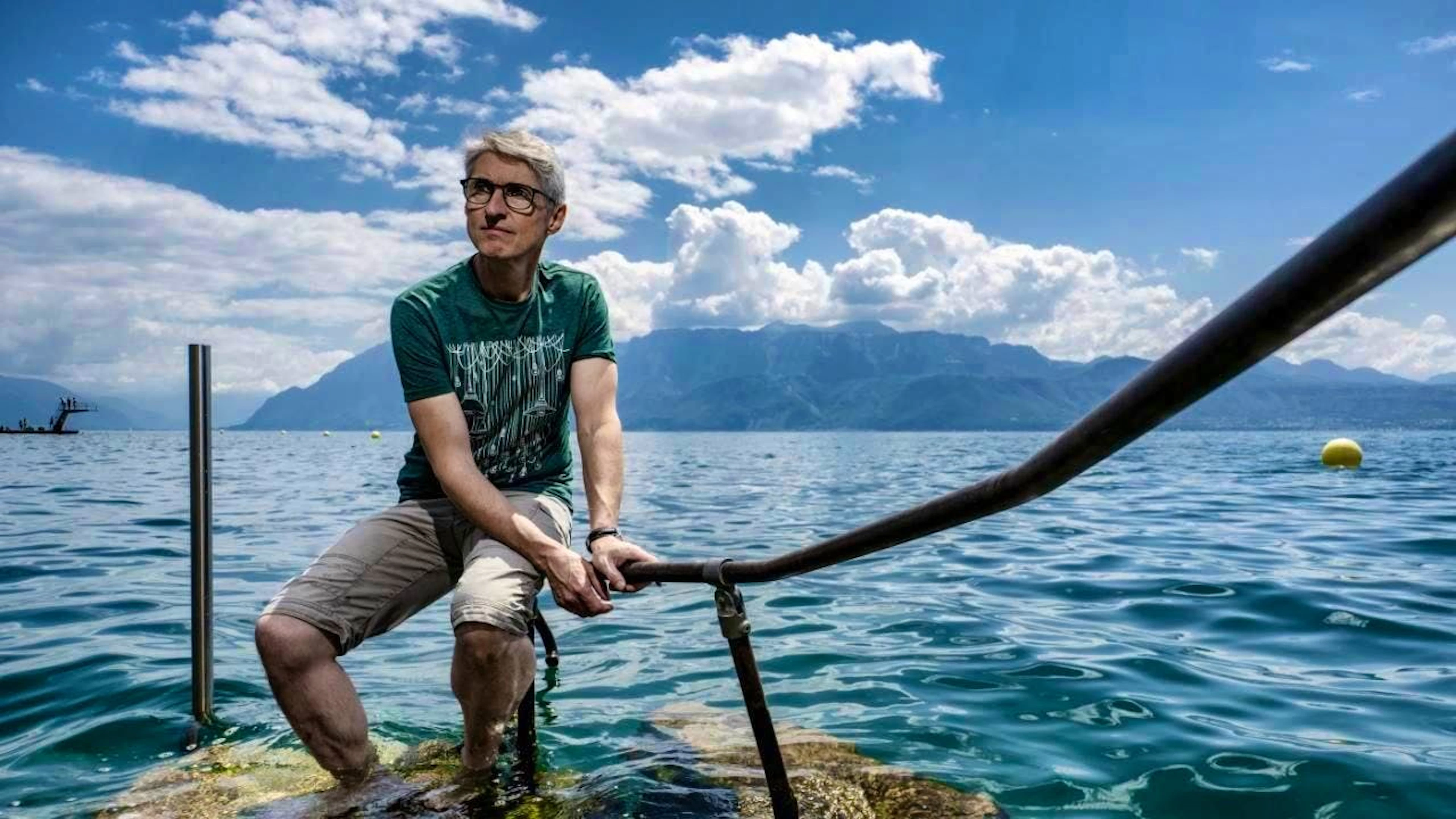 He doesn't stop at the shore like the painters who inspire him: French-speaking Swiss filmmaker Fabrice Aragno is showing his first feature-length film "Le Lac", set on Lake Geneva, at the Locarno Film Festival.
