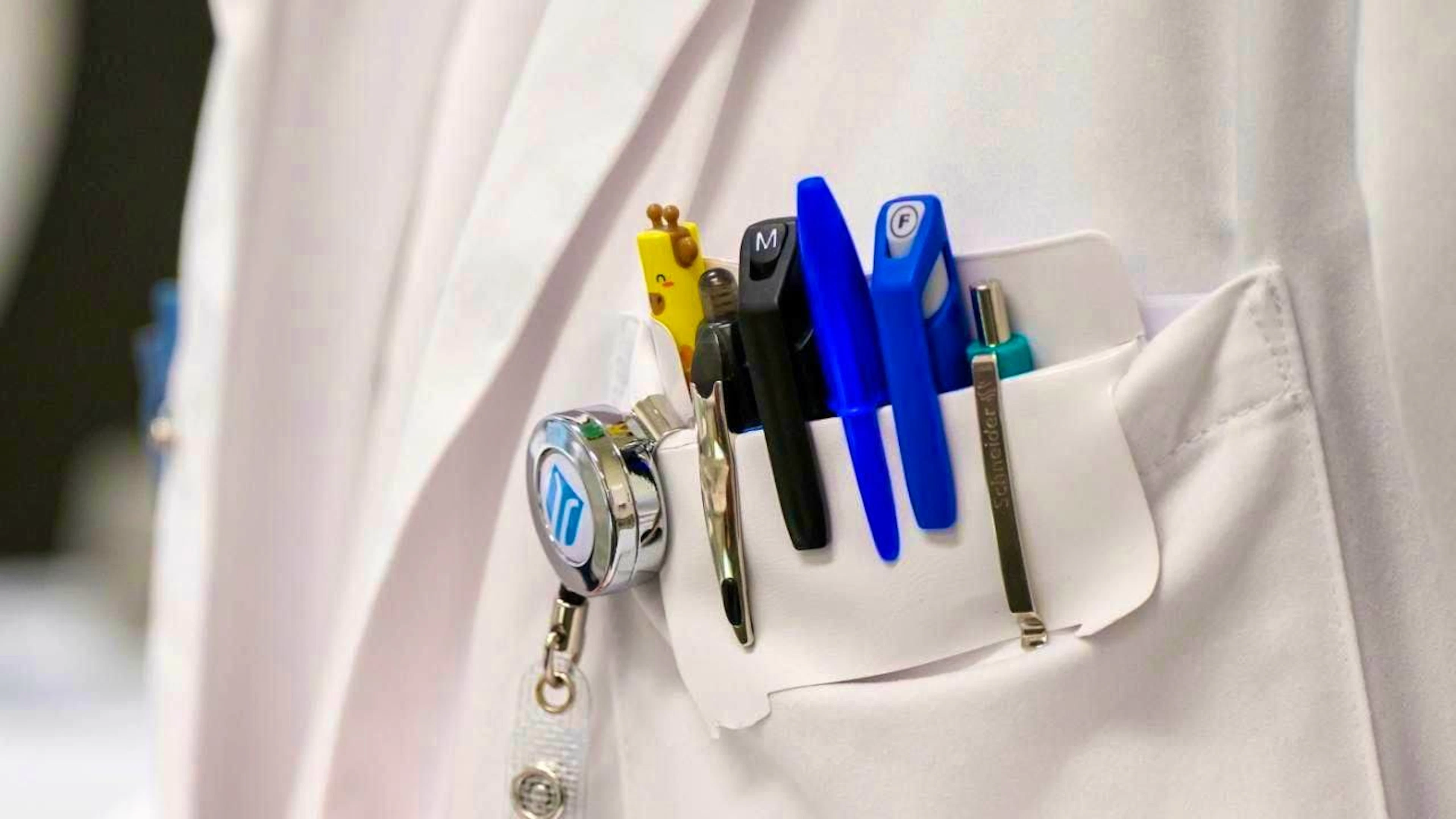 Foreign doctors have to wait months for their diplomas to be recognized in Switzerland due to a lack of staff. The hospital association H+ speaks of an intolerable situation. (theme picture)