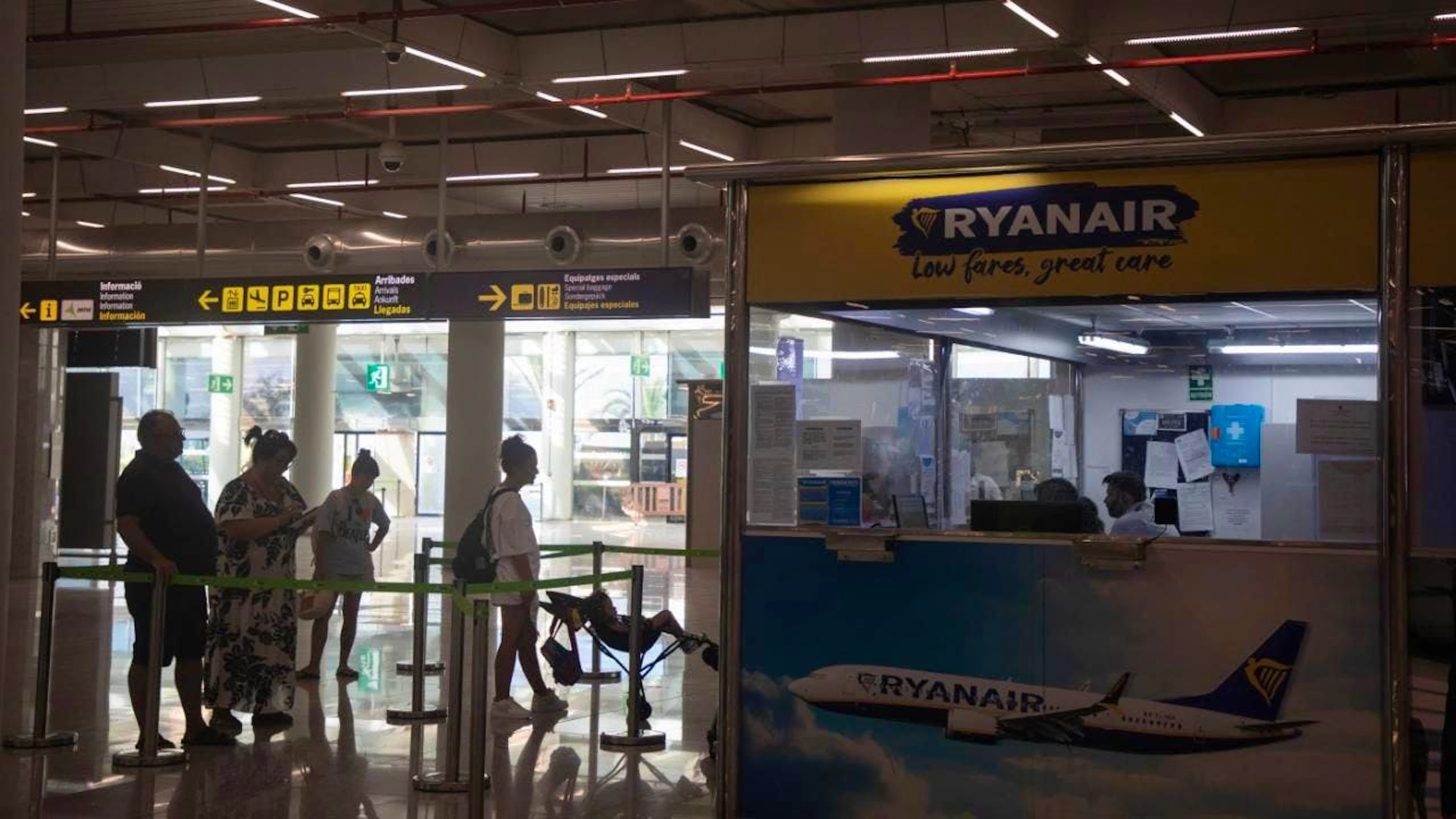Ryanair-Schalter auf dem Flughafen Palma de Mallorca. Foto: Clara Margais/dpa