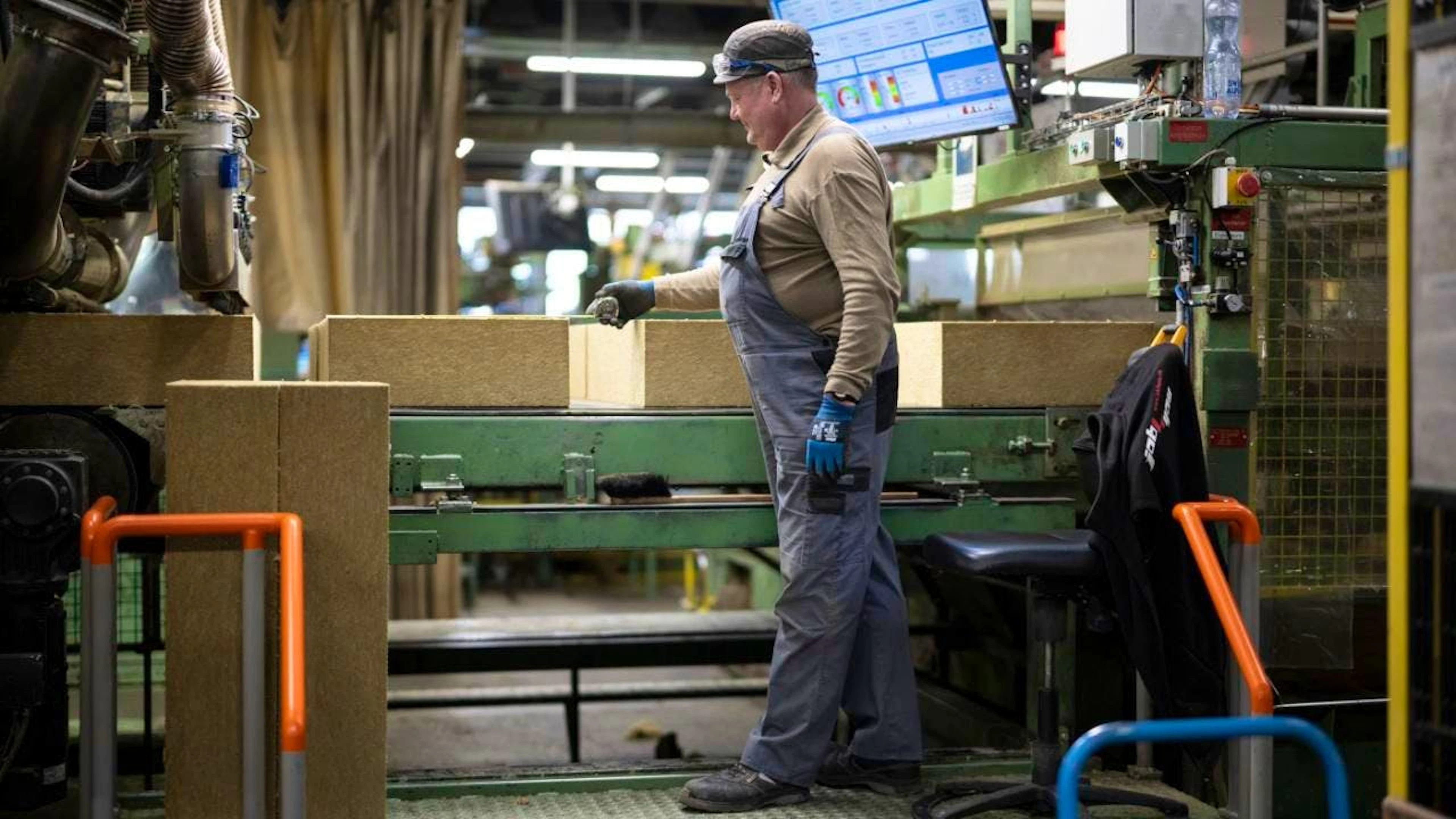 Die Lage in der Schweizer Industrie hat sich im zweiten Jahresviertel verschlechtert. Im Bild ein Mitarbeiter der Flumroc AG in Flums, die Steinwolle-Produkte herstellt. (Archivbild)