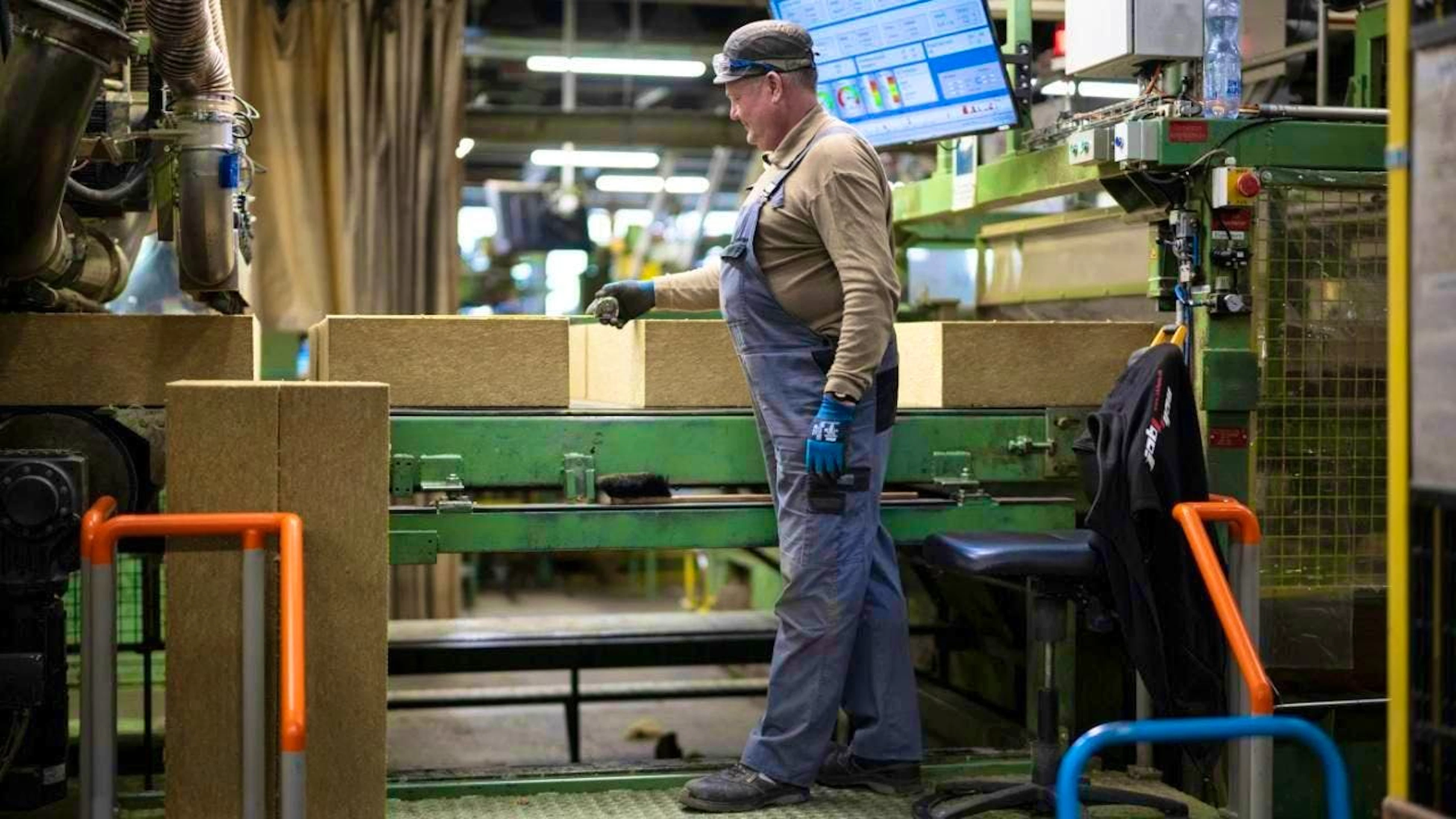 The situation in Swiss industry deteriorated in the second quarter of the year. The picture shows an employee of Flumroc AG in Flums, which manufactures rock wool products. (archive picture)