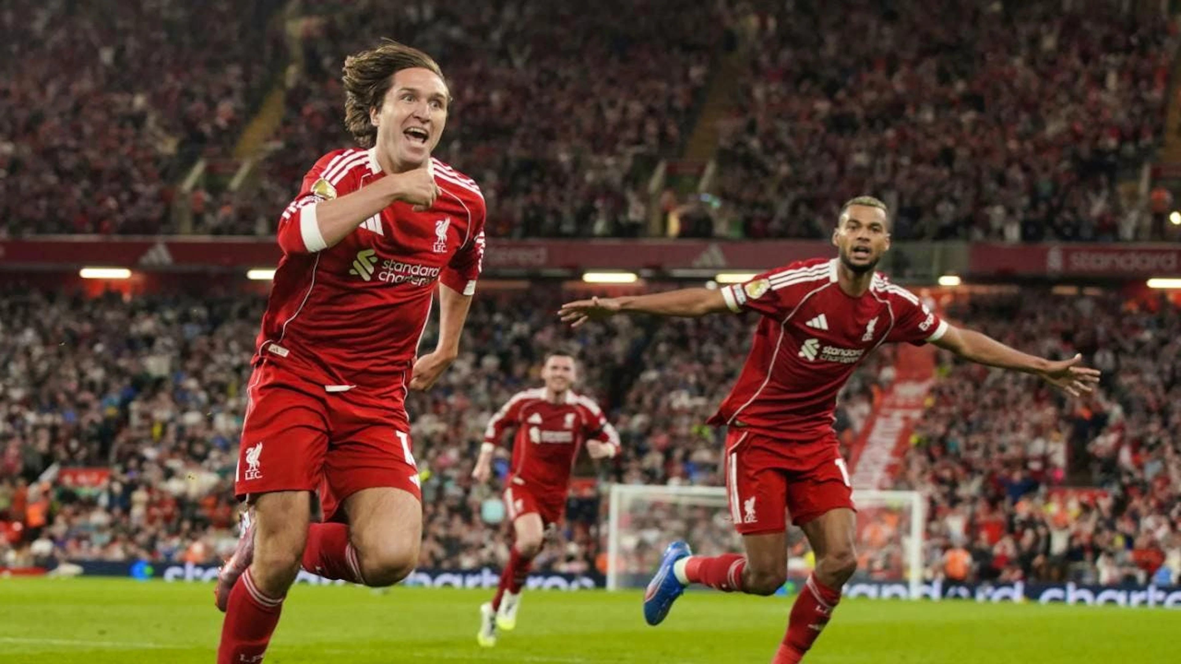 Siegtorschütze Federico Chiesa (l.) lässt sich von den Liverpool-Fans feiern